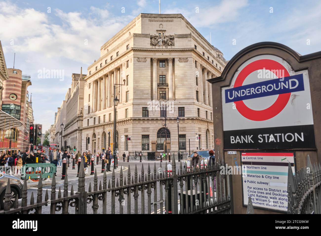 Londres, Royaume-Uni - 28 octobre 2023 : métro de la banque et jonction nommé d'après la Banque d'Angleterre voisine. Banque D'Images