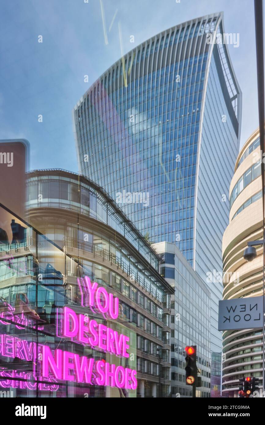 Londres, Royaume-Uni - 28 octobre 2023 : réflexions du bâtiment 'Walkie-Talkie' dans la fenêtre de New look, Lombard Street. Banque D'Images