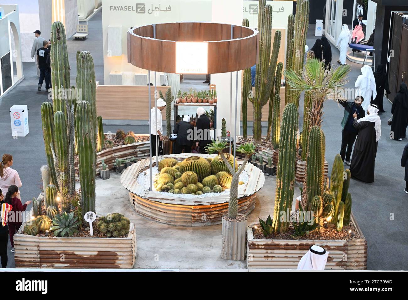Hawalli, Koweït. 12 décembre 2023. Les gens visitent l'Expo Mirzaam dans le gouvernorat de Hawalli, Koweït, le 12 décembre 2023. La Mirzaam Expo, une exposition de design d’intérieur et de décoration, a débuté ici mardi et durera jusqu’au 16 décembre. Crédit : Asad/Xinhua/Alamy Live News Banque D'Images