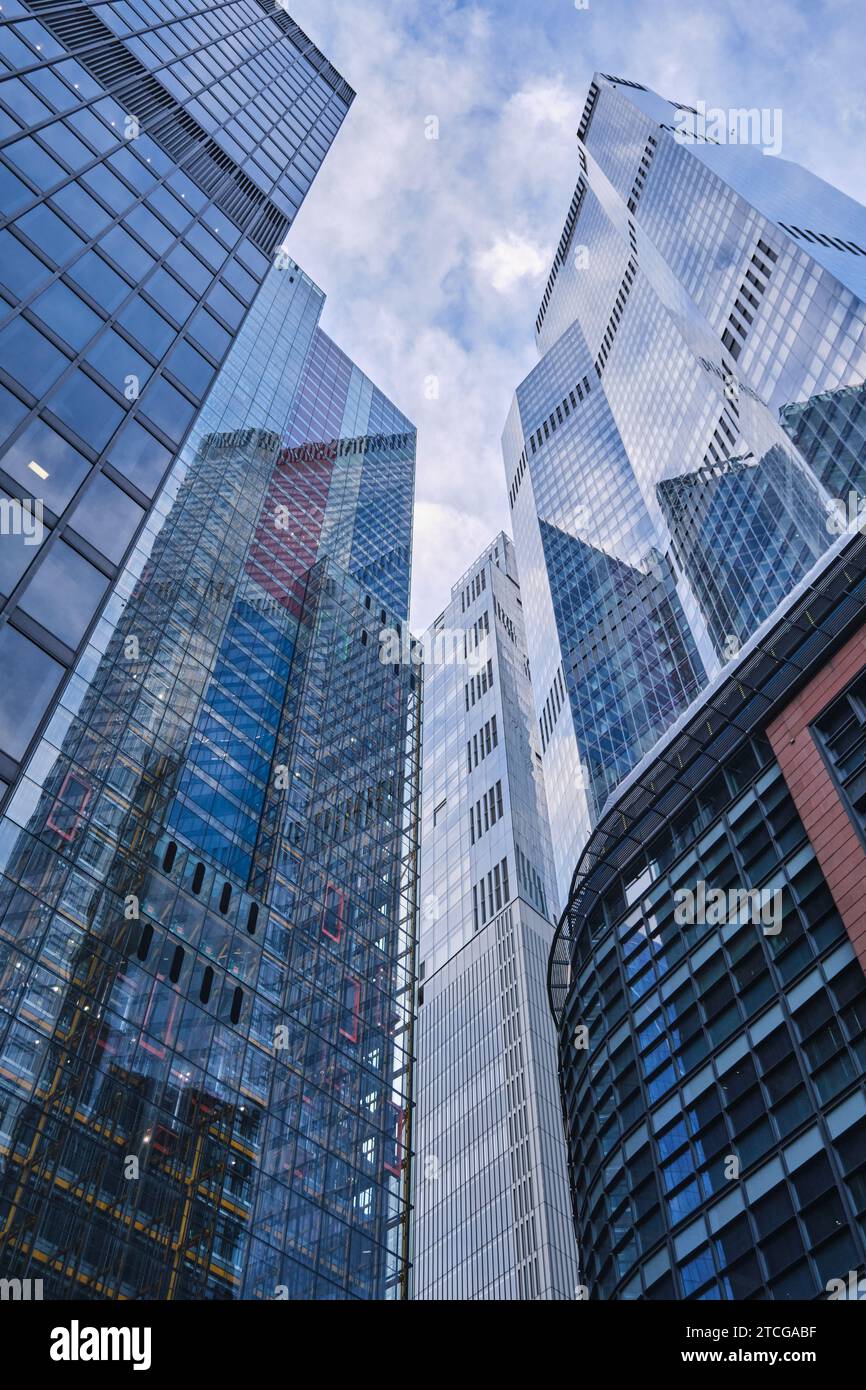 Londres, Royaume-Uni - 28 octobre 2023 : vue grand angle des gratte-ciel de la City de Londres depuis Lime Street. Bâtiment Leadenhall, Lloyd's, 30 St. Banque D'Images