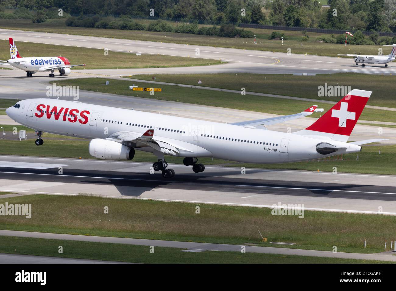 Der Airbus A330-343 A333 der Fluglinie Swiss LX / SWR mit der Registrierung HB-JHF MSN : 1089 landet am Flughafen Zürich LSZH/ZRH. Kloten Zürich Schweiz *** l'Airbus A330 343 A333 de la compagnie aérienne Swiss LX SWR immatriculé HB JHF MSN 1089 atterrit à l'aéroport de Zurich LSZH ZRH Kloten Zurich Suisse Banque D'Images Der Airbus A330-343 A333 der Fluglinie Swiss LX / SWR mit der Registrierung HB-JHF MSN : 1089 landet am Flughafen Zürich LSZH/ZRH. Kloten Zürich Schweiz *** l'Airbus A330 343 A333 de la compagnie aérienne Swiss LX SWR immatriculé HB JHF MSN 1089 atterrit à l'aéroport de Zurich LSZH ZRH Kloten Zurich Suisse Banque D'Images
