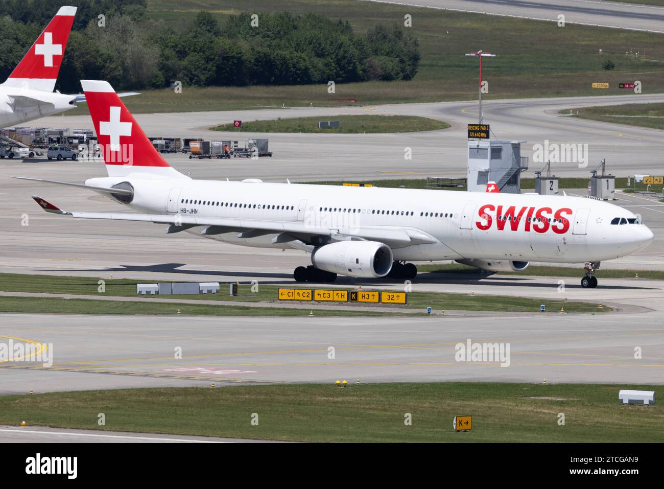 Der Airbus A330-343 A333 der Fluglinie Swiss LX / SWR mit der Registrierung HB-JHN MSN : 1403 Rollt am Flughafen Zürich LSZH/ZRH. Kloten Zürich Schweiz *** l'Airbus A330 343 A333 de la compagnie aérienne Swiss LX SWR immatriculé HB JHN MSN 1403 circule à l'aéroport de Zurich LSZH ZRH Kloten Zurich Suisse Banque D'Images Der Airbus A330-343 A333 der Fluglinie Swiss LX / SWR mit der Registrierung HB-JHN MSN : 1403 Rollt am Flughafen Zürich LSZH/ZRH. Kloten Zürich Schweiz *** l'Airbus A330 343 A333 de la compagnie aérienne Swiss LX SWR immatriculé HB JHN MSN 1403 circule à l'aéroport de Zurich LSZH ZRH Kloten Zurich Suisse Banque D'Images