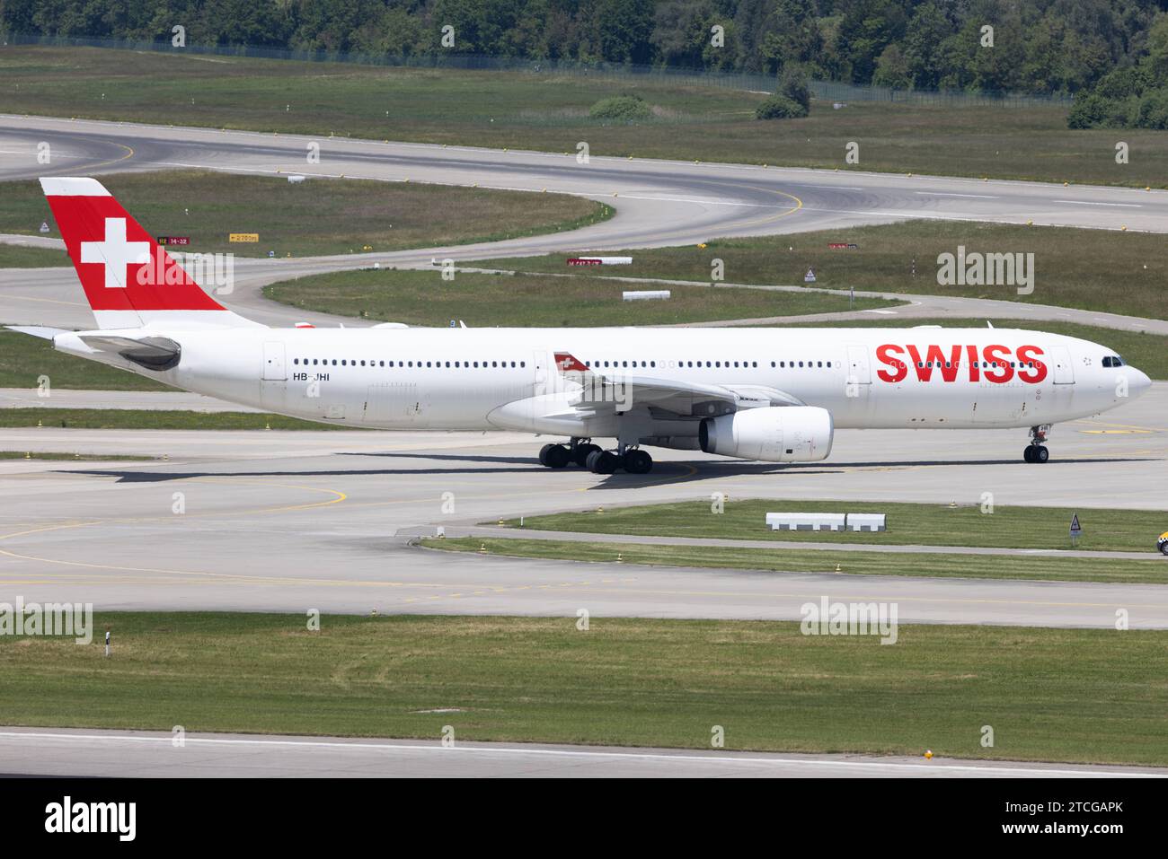 Der Airbus A330-343 A333 der Fluglinie Swiss LX / SWR mit der Registrierung HB-JHI MSN : 1181 Rollt am Flughafen Zürich LSZH/ZRH. Kloten Zürich Schweiz *** l'Airbus A330 343 A333 de la compagnie aérienne Swiss LX SWR immatriculé HB JHI MSN 1181 circule à l'aéroport de Zurich LSZH ZRH Kloten Zurich Suisse Banque D'Images Der Airbus A330-343 A333 der Fluglinie Swiss LX / SWR mit der Registrierung HB-JHI MSN : 1181 Rollt am Flughafen Zürich LSZH/ZRH. Kloten Zürich Schweiz *** l'Airbus A330 343 A333 de la compagnie aérienne Swiss LX SWR immatriculé HB JHI MSN 1181 circule à l'aéroport de Zurich LSZH ZRH Kloten Zurich Suisse Banque D'Images