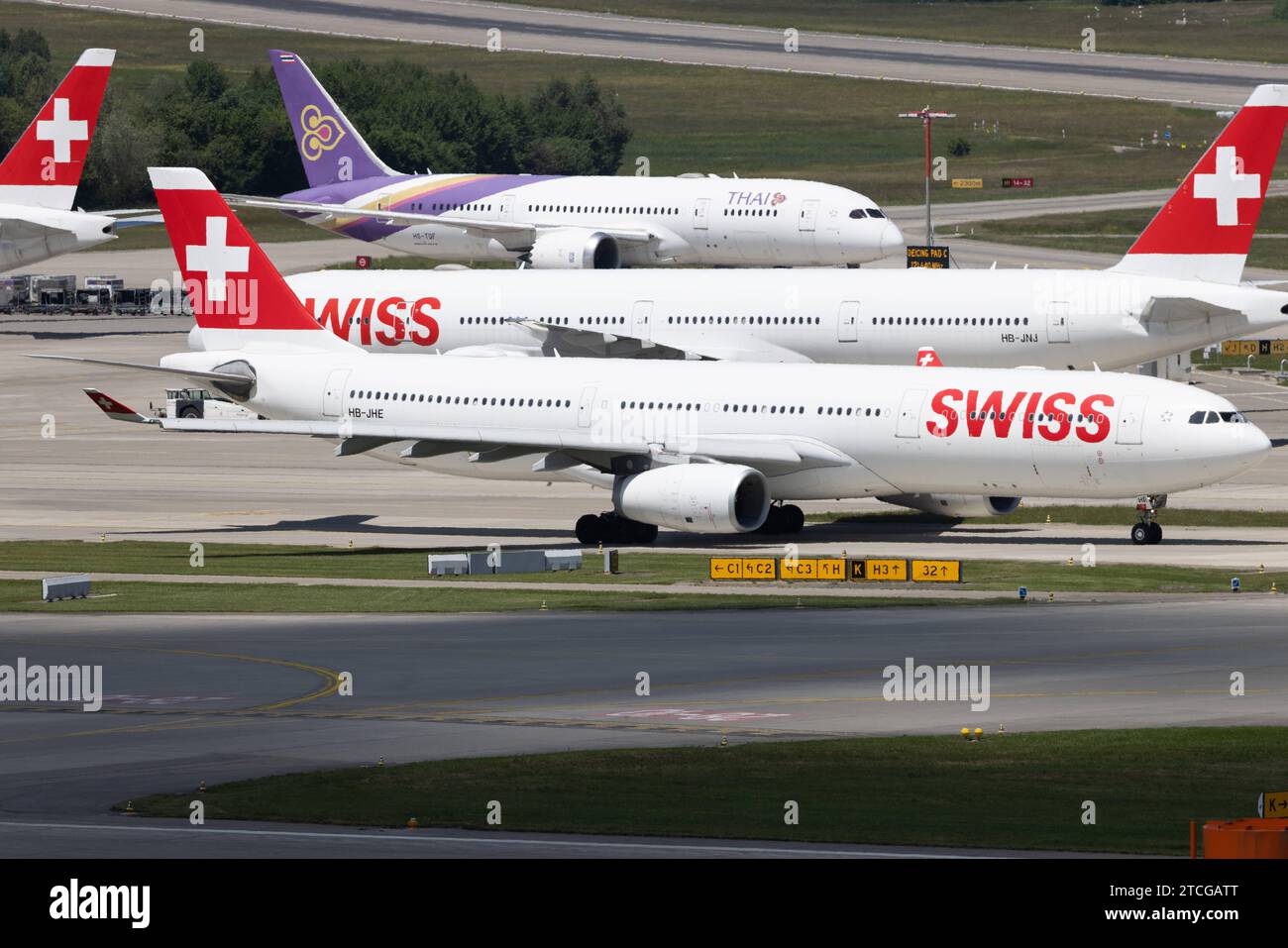 Der Airbus A330-343 A333 der Fluglinie Swiss LX / SWR mit der Registrierung HB-JHE MSN : 1084 Rollt am Flughafen Zürich LSZH/ZRH. Kloten Zürich Schweiz *** l'Airbus A330 343 A333 de la compagnie aérienne Swiss LX SWR immatriculé HB JHE MSN 1084 circule à l'aéroport de Zurich LSZH ZRH Kloten Zurich Suisse Banque D'Images Der Airbus A330-343 A333 der Fluglinie Swiss LX / SWR mit der Registrierung HB-JHE MSN : 1084 Rollt am Flughafen Zürich LSZH/ZRH. Kloten Zürich Schweiz *** l'Airbus A330 343 A333 de la compagnie aérienne Swiss LX SWR immatriculé HB JHE MSN 1084 circule à l'aéroport de Zurich LSZH ZRH Kloten Zurich Suisse Banque D'Images