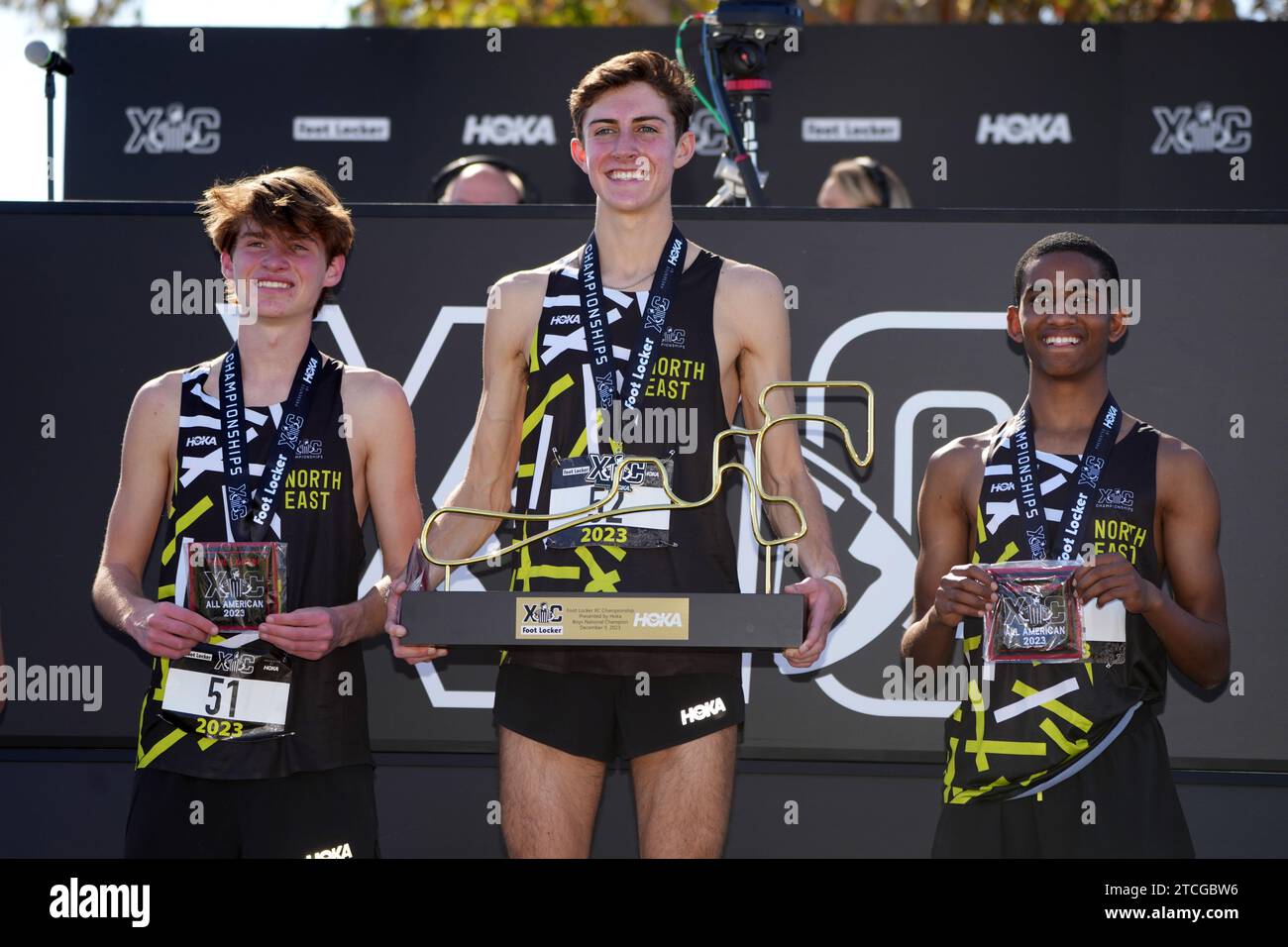 Drew Griffith (au centre) pose avec trophée après avoir remporté la course masculine en 15:06,9 lors du Foot Locker Cross Country Championships à Morley Field, samedi 9 décembre 2023, à San Diego. De gauche à droite : Ryan Pajak, Griffith et Tamrat Gavenas, troisième place. Banque D'Images