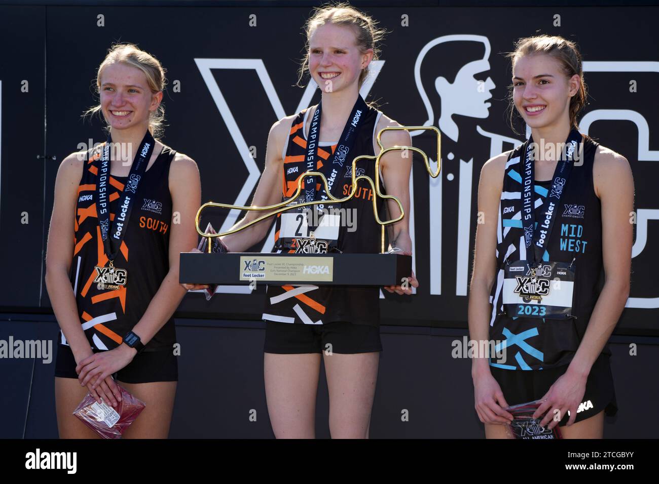 Elizabeth Leachman (au centre) pose avec trophée après avoir remporté la course des filles en 16:50,7 lors du Foot Locker Cross Country Championships au Morley Field, samedi 9 décembre 2023, à San Diego. De gauche à droite : Zllie Zealand, Leachman et Rachel Forsyth, troisième place. Banque D'Images