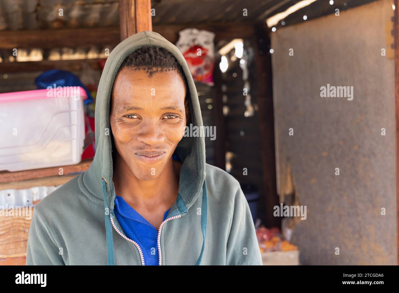 jeune homme africain du village dans une cabane locale pour obtenir des collations Banque D'Images