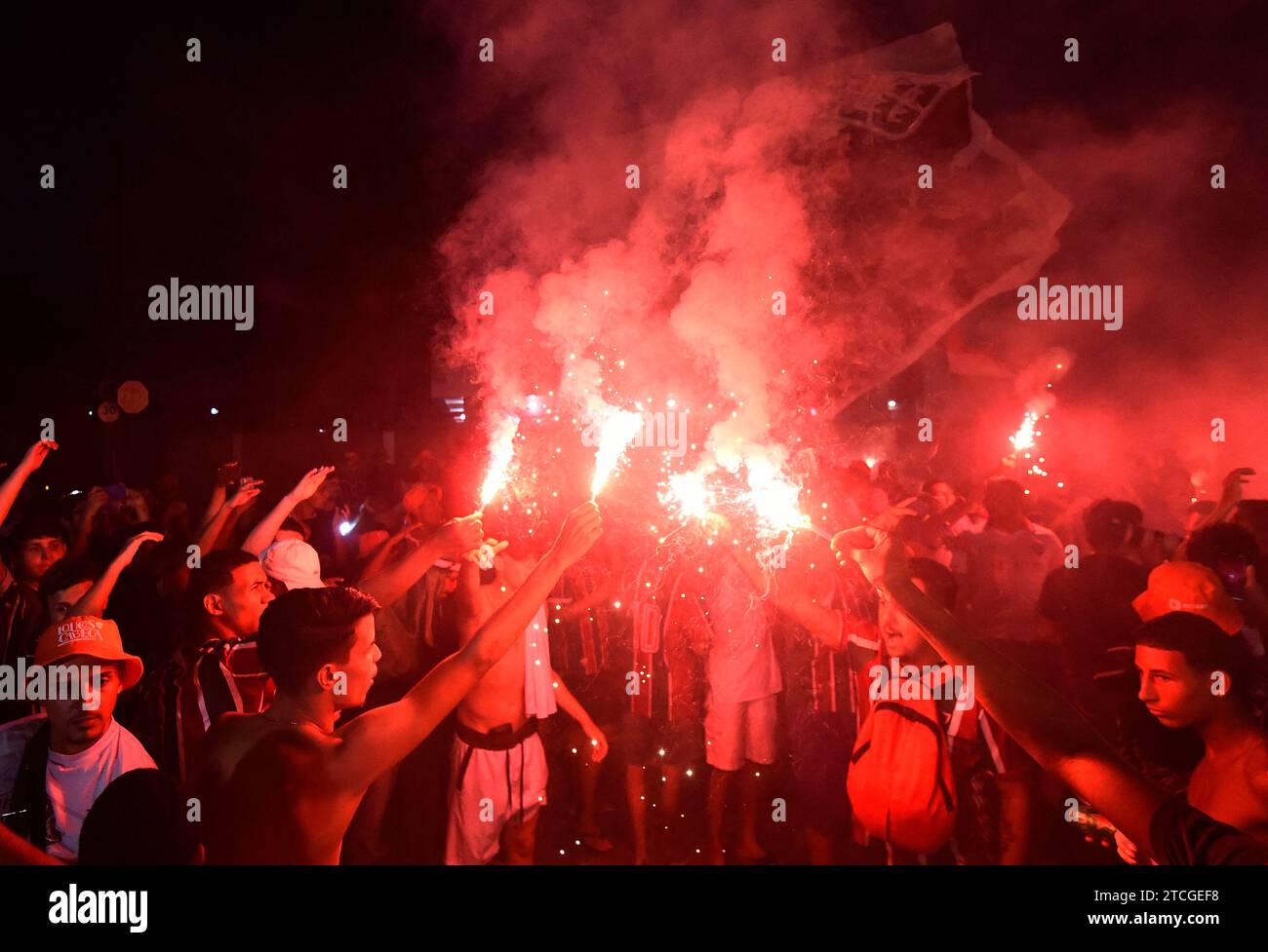 Rio de Janeiro, Brésil, le 12 décembre 2023, les fans de Fluminense assistent à l'arrivée du bus de l'équipe à l'aéroport de Rio de Janeiro, au Brésil. La délégation du club brésilien partira pour la coupe du monde des clubs de la FIFA 2023 en Arabie Saoudite. Banque D'Images