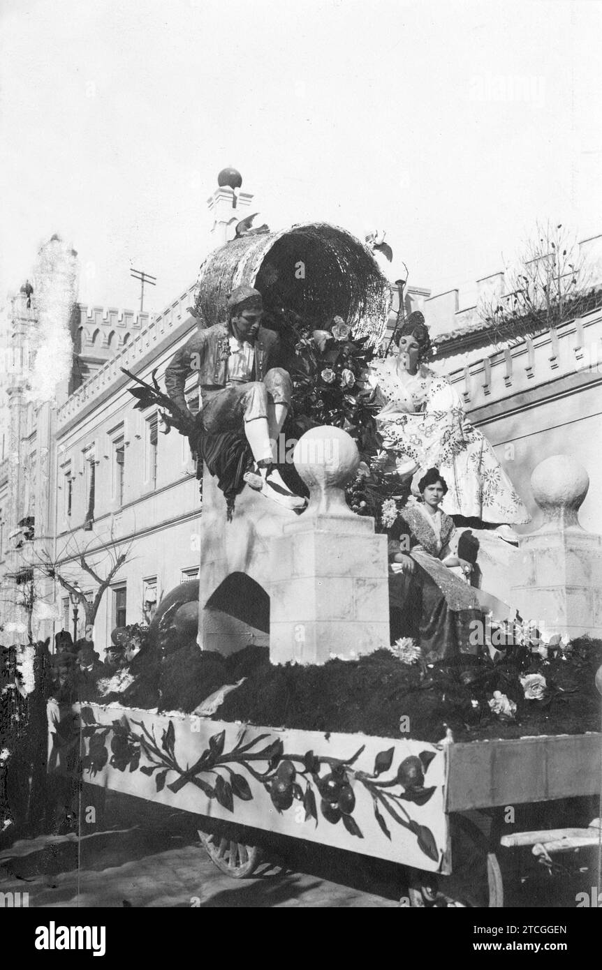 11/30/1916. Inauguration d'un marché à Valence. Flotteurs «le fond de la mer» et «fleurs et fruits», qui sont apparus dans le brillant défilé tenu à l'occasion de l'inauguration du marché de Colón. Crédit : Album / Archivo ABC / Vicente Barbera Masip Banque D'Images