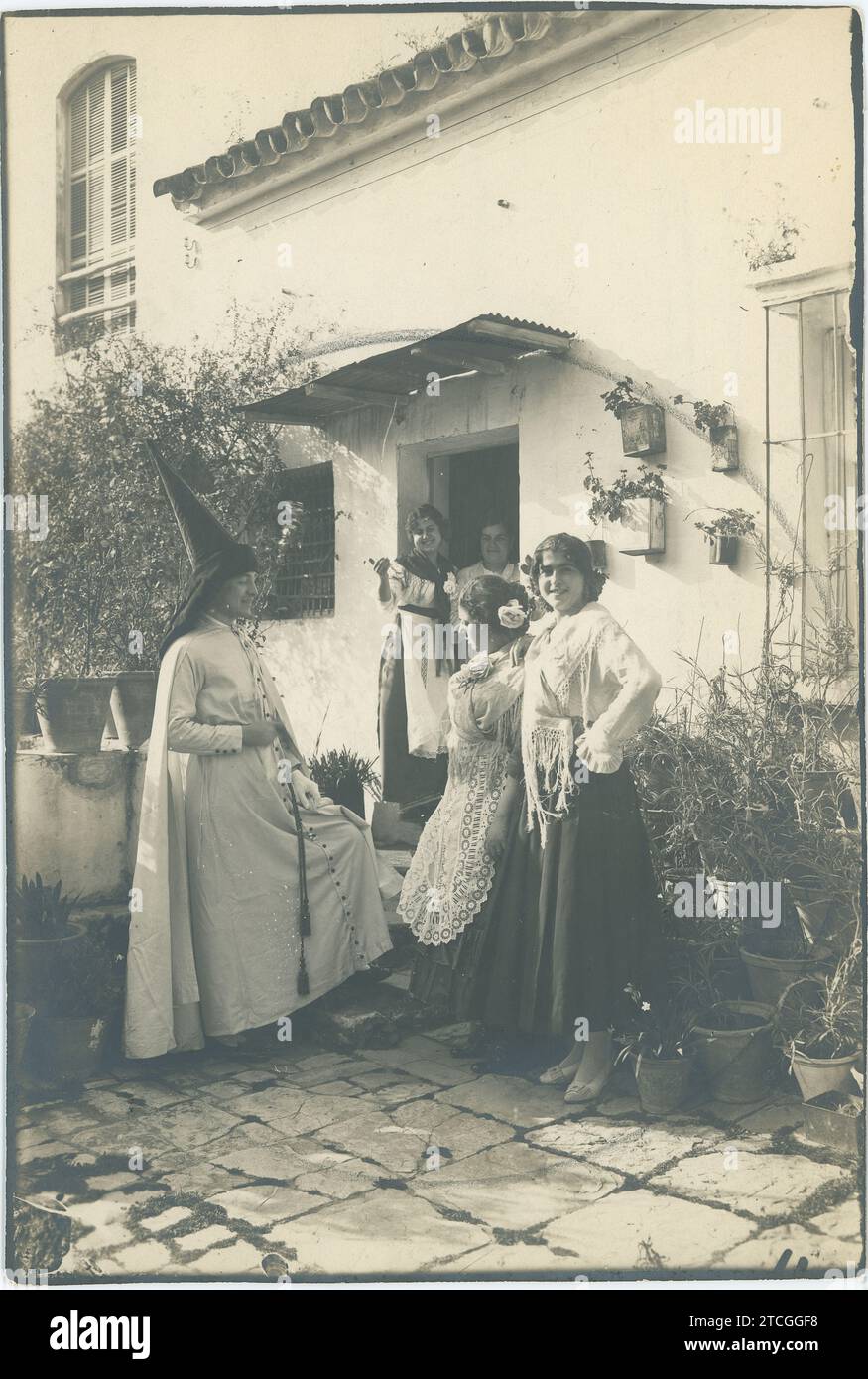 Séville, avril 1930. Semaine Sainte. Le Nazaréen regarde la mariée avant la procession. Crédit : Album / Archivo ABC / Pérez Romero Banque D'Images