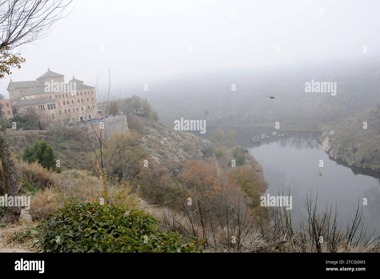 10/12/2013. Archdc Toledo 10-12-13 brouillard à Toledo avec le Tage. Photo : Luna Revenga. Crédit : Album / Archivo ABC / Luna Revenga Banque D'Images