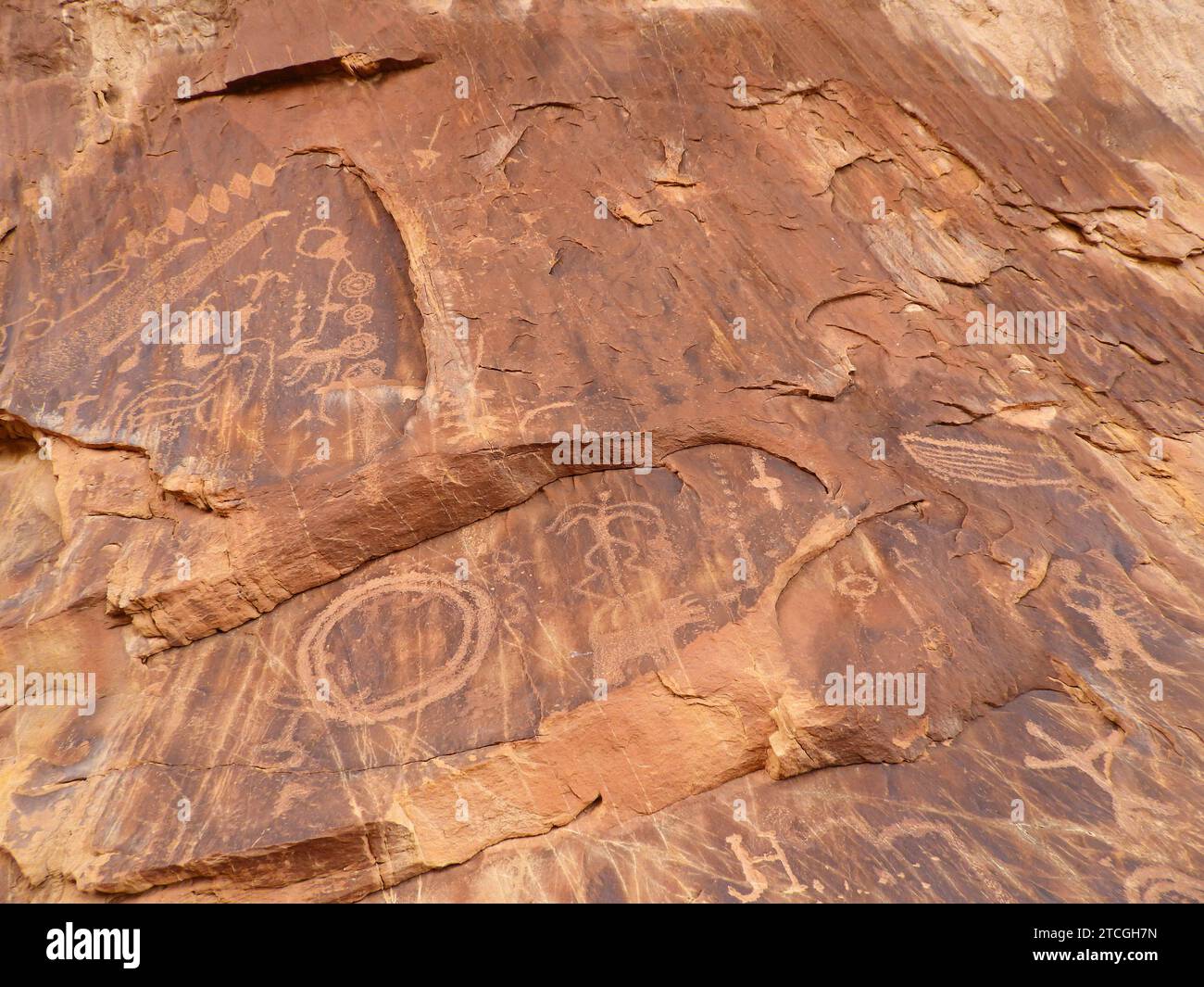 un panneau d'anciens pétroglyphes amérindiens dans le canyon three fingers dans la houle de san rafael près de green river, utah Banque D'Images