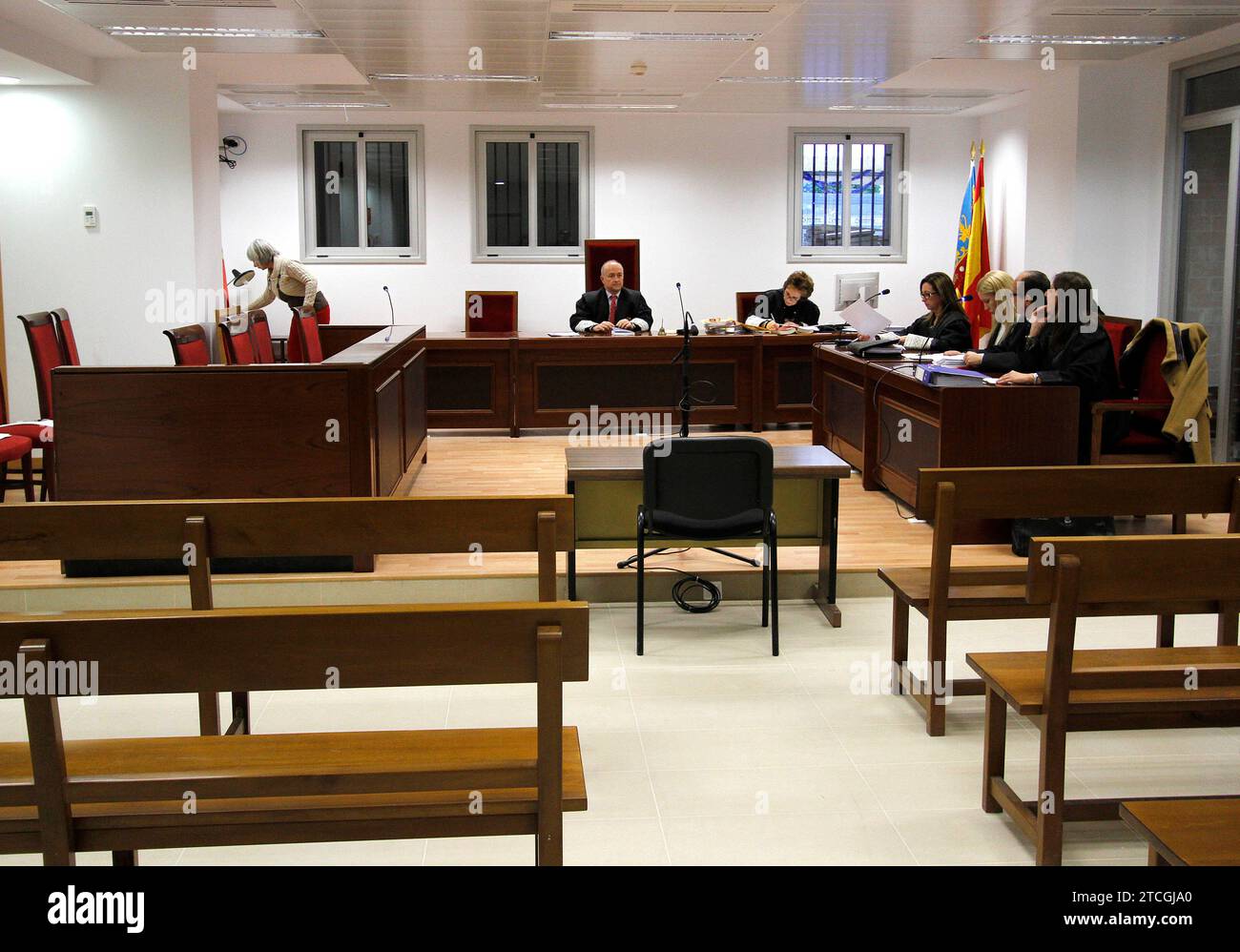 Alicante 12/16/2013 le Président de la Cour Vicente Magro présente la nouvelle salle pour les procès avec jury qui a ouvert aujourd'hui avec un procès pour homicide photo Juan Carlos Soler ARCHDC. Crédit : Album / Archivo ABC / Mikel Ponce Banque D'Images