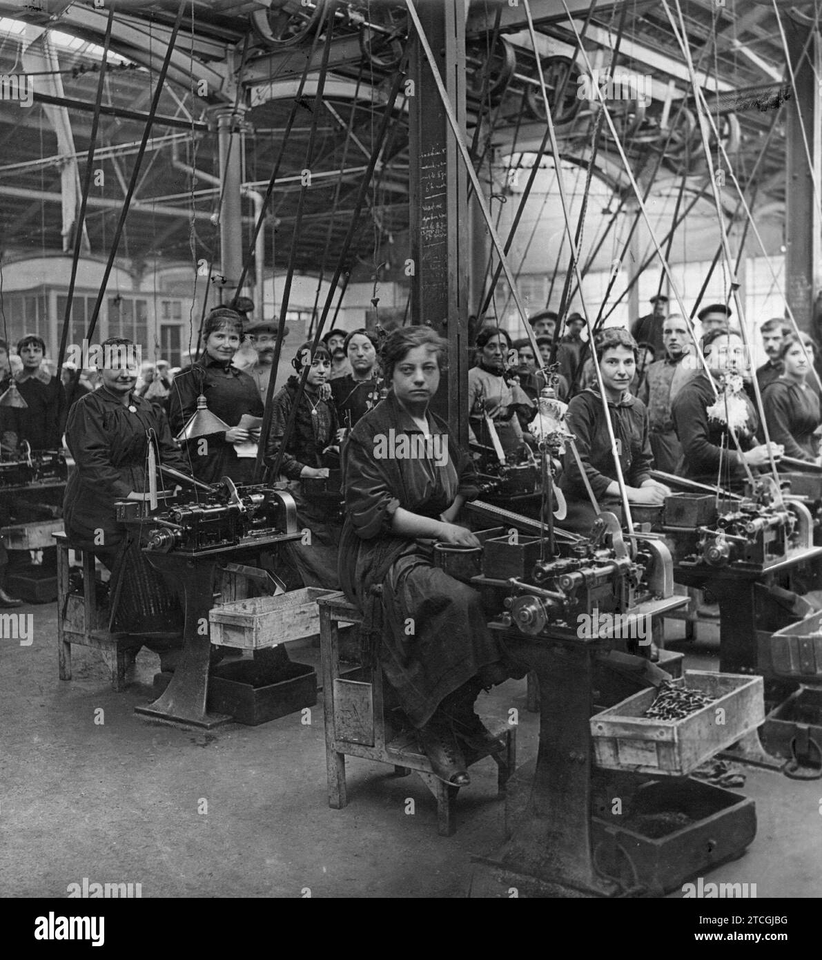 Toulouse (France), mai 1917. Première Guerre mondiale. Dans une usine française de munitions. Atelier de préparation de cartouches de fusil desservi par des femmes (arsenal de Toulouse). Crédit : Album / Archivo ABC / Louis Hugelmann Banque D'Images