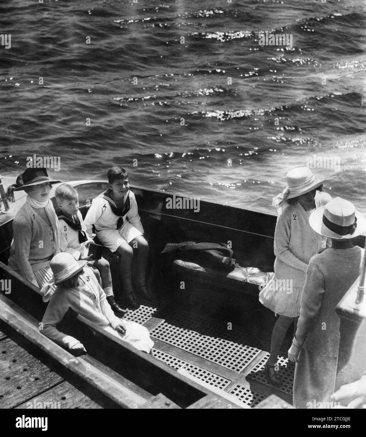 06/30/1922. Santander. Les vacances d'été de la famille royale. SM la Reine Victoria (1) avec ses enfants Auguste les nourrissons Doña Beatriz (2), Doña Cristina (3), Don Juan (4) et Don Gonzalo (5), embarquant pour une promenade dans la baie. Crédit : Album / Archivo ABC / Julio Duque Banque D'Images