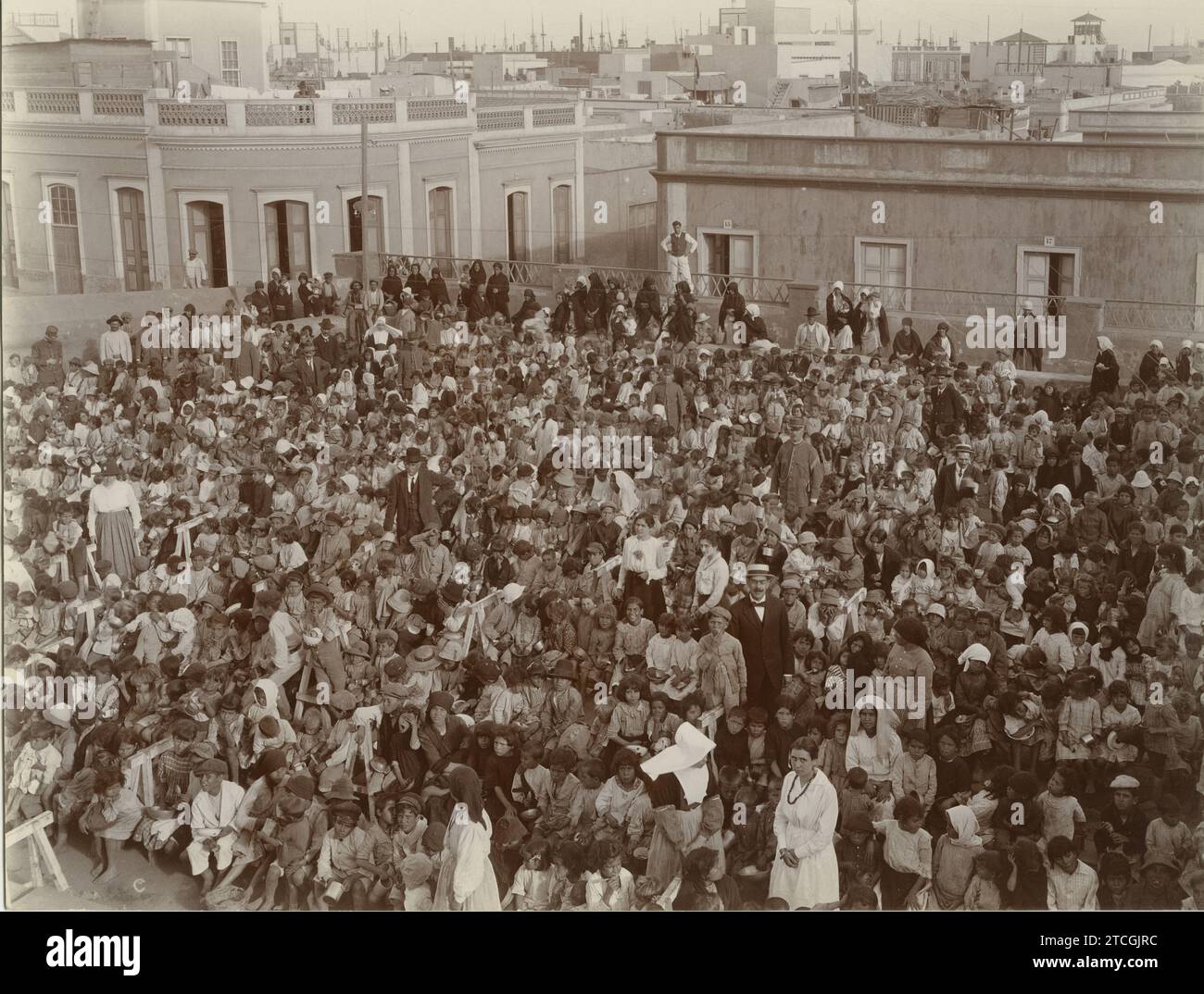 Las Palmas de Gran Canaria, avril 1917. Distribution de nourriture aux enfants pauvres par le conseil de secours, qui nourrit quotidiennement 1 500 d'entre eux et leurs mères. Crédit : Album / Archivo ABC / Medrington Banque D'Images