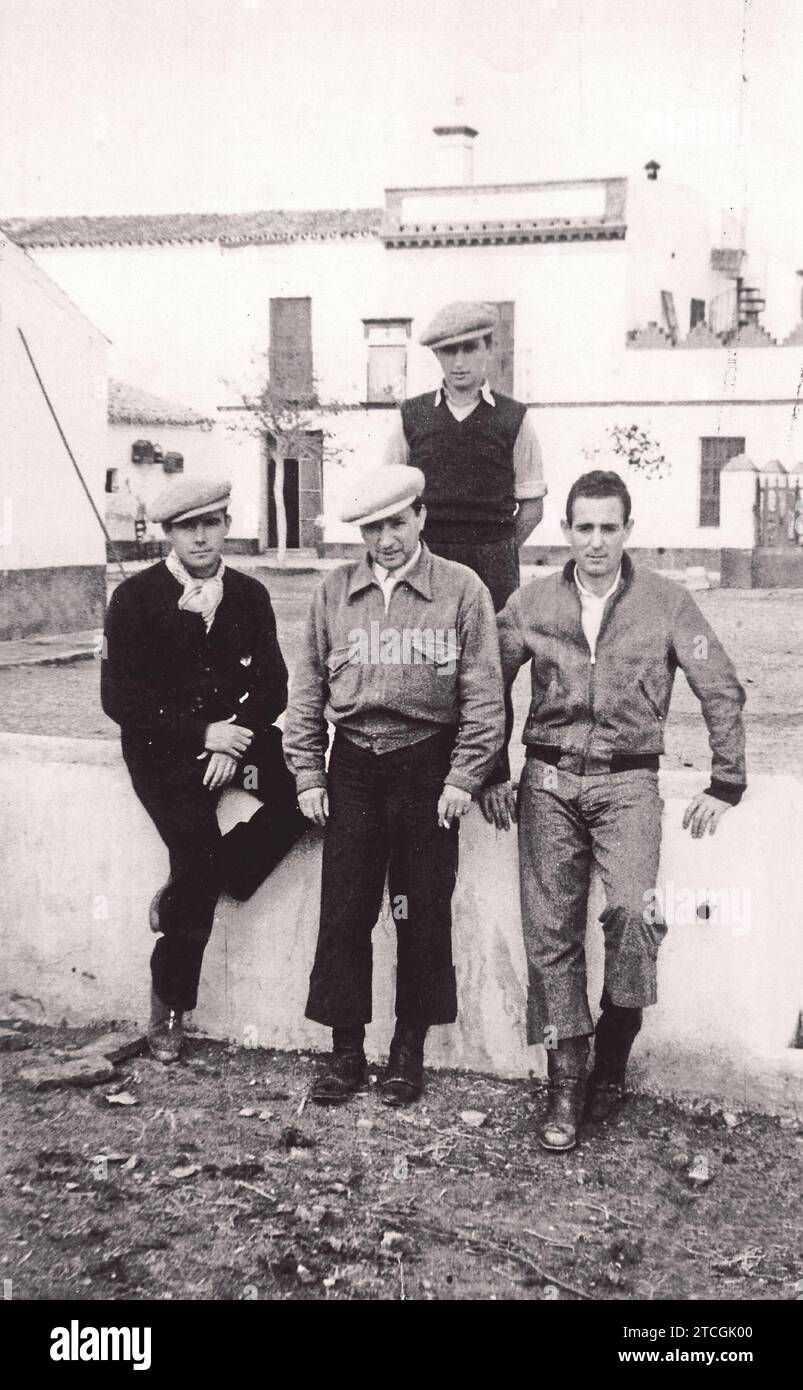 10/30/1951. Une image inédite : Pareja-Obregón, Chicuelo y bendado dans «abondance jours avant novembre 1. Le garçon qui apparaît derrière eux est Rafael Jiménez 'Chicuelo', fils de Manuel et qui plus tard sera aussi torero. Crédit : Album / Archivo ABC Banque D'Images