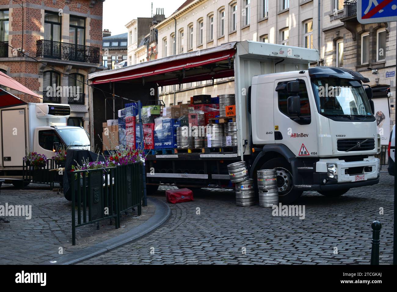 Camion 'ABInbev' livrant des caisses de boissons et de fûts de bière à un bar dans le centre-ville de Bruxelles tôt le matin Banque D'Images