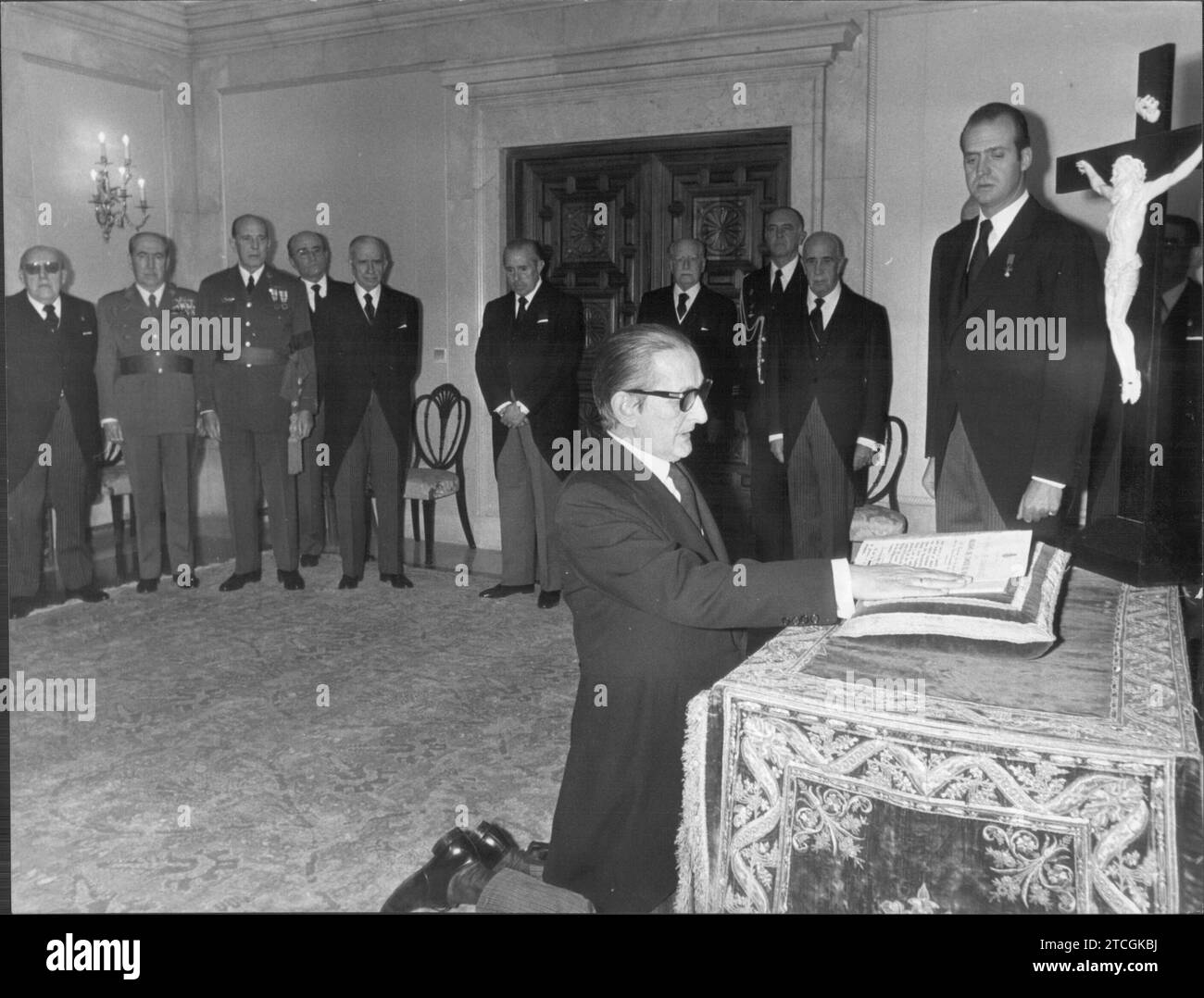 12/02/1975. Serment du nouveau président des Cortes et du conseil du Royaume. Don Torcuato Fernánez Miranda a prêté serment au palais Zarzuela en tant que président des Cortes espagnoles et du Conseil du Royaume. Lors de la première cérémonie, le Ministre de la Justice et notaire en chef du Royaume, Don José María Sanchez-ventura Pascual, a prêté serment et S.M. le Roi était présent accompagné du Président du Gouvernement et des membres de la table Cortes. Dans la seconde, M. Miranda a juré devant le souverain, qui était accompagné du président du gouvernement et des membres du gouvernement Banque D'Images