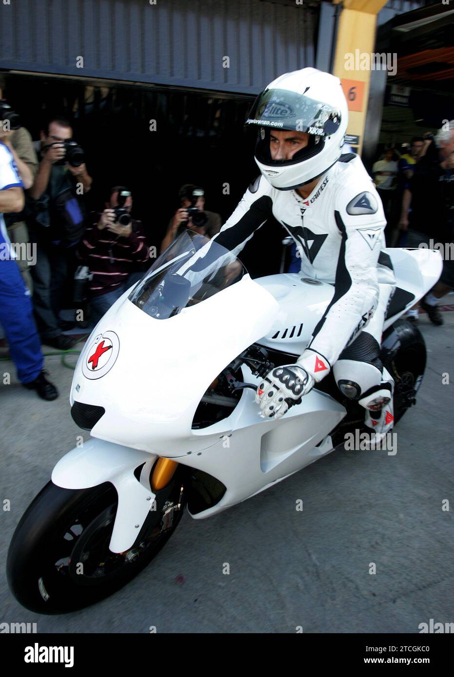 11/05/2007. Photo:Eduardo Manzana.. Valencia...le double champion du monde 250cc Jorge Lorenzo roule avec sa nouvelle Yamaha dans la catégorie moto GP, aujourd'hui sur le circuit Ricardo Tormo à Cheste.. Archdc. Crédit : Album / Archivo ABC / Eduardo Manzana Banque D'Images