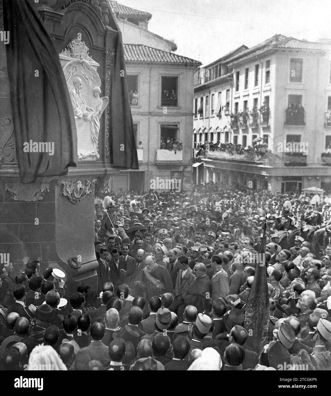 08/31/1917. Le centenaire du père Suarez à Grenade le ministre de l'instruction publique, SR Andrade, découvrant la pierre tombale commémorative du sage jésuite sur la Plaza de las Pasiegas. Crédit : Album / Archivo ABC / Manuel Torres Molina Banque D'Images