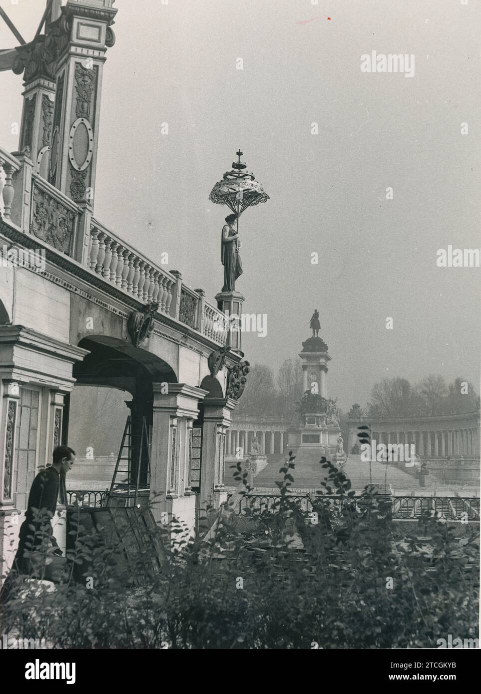 Madrid, novembre 1963. Dans l'étang du parc El Retiro, des palais ont émergé avec l'architecture somptueuse très populaire dans la première période d'après-guerre, années au cours desquelles le film «le monde fabuleux du cirque» a été développé, produit par Samuel Bronston et tourné dans le parc, entre autres endroits. Crédit : Album / Archivo ABC / Teodoro Naranjo Domínguez Banque D'Images