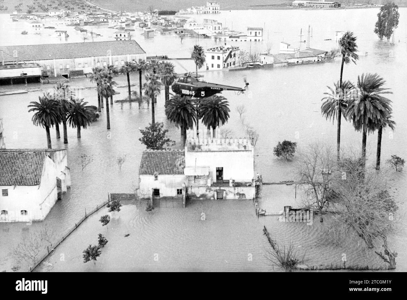 12/31/1961. Un des hélicoptères envoyés par le capitaine général du département maritime de Cádiz survole la Vega de Triana, sur la rive du fleuve et à quelques kilomètres de la nouvelle place. Crédit : Album / Archivo ABC / Serrano Banque D'Images