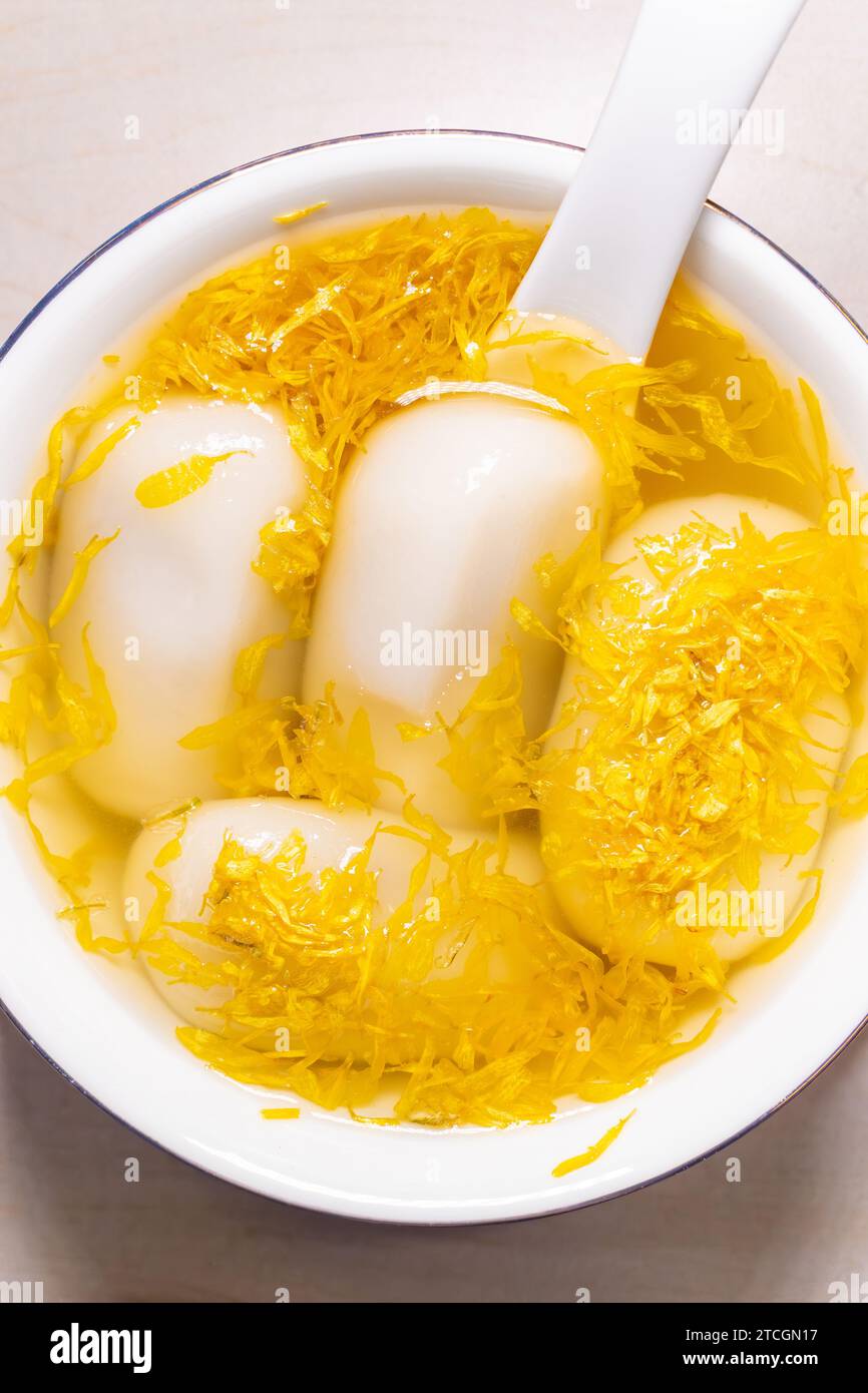 Vue de dessus bol de boules de riz gluant Chrysanthemum à composition verticale Banque D'Images