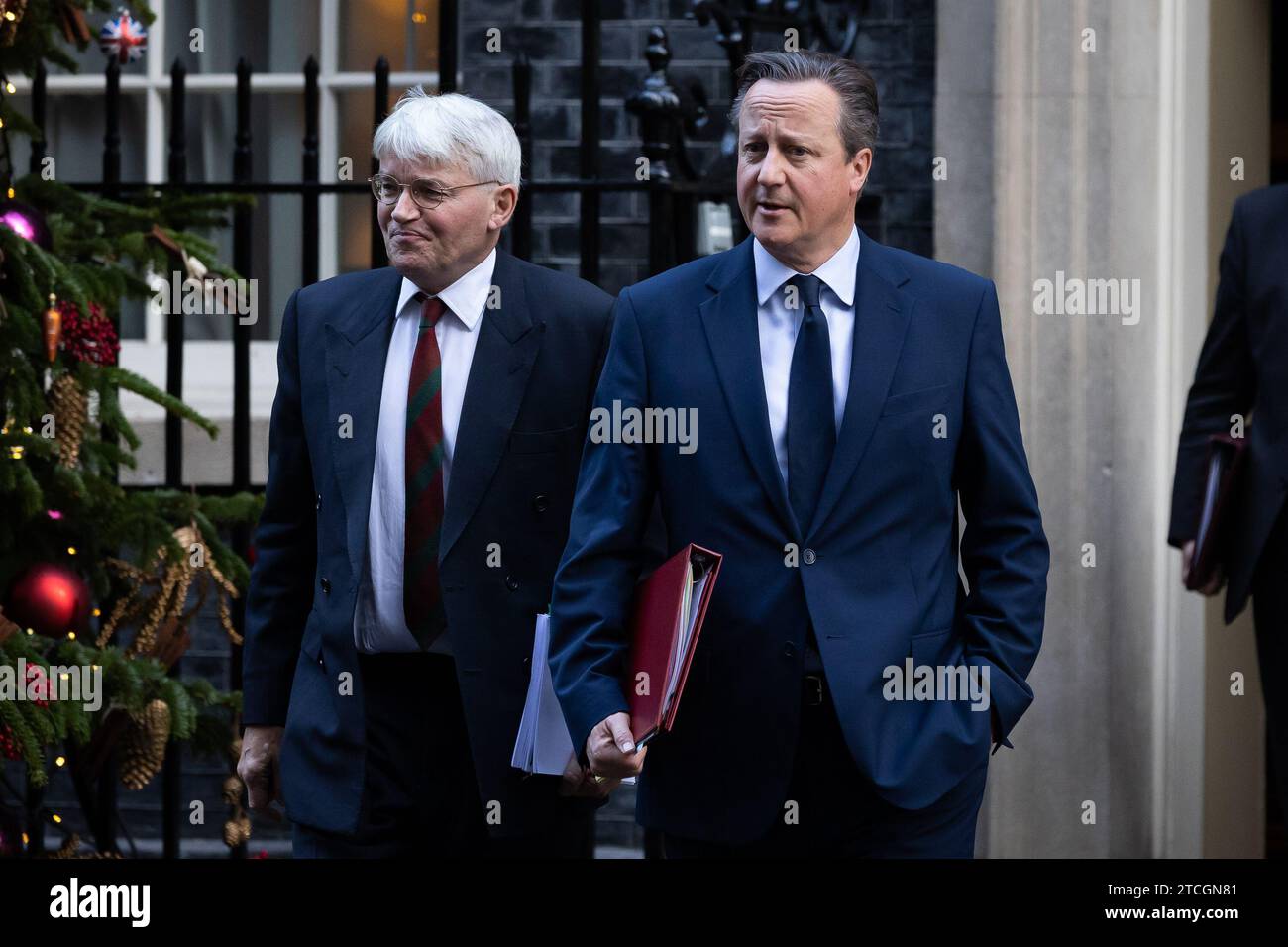 Londres, Royaume-Uni. 12 décembre 2023. Andrew Mitchell et Lord David Cameron quittent le 10 Downing Street après une réunion du cabinet à Londres. Le Premier ministre Rishi Sunak passe du temps à essayer de convaincre ses collègues députés conservateurs de soutenir sa législation d’urgence sur le Rwanda avant un vote crucial. (Photo Tejas Sandhu/SOPA Images/Sipa USA) crédit : SIPA USA/Alamy Live News Banque D'Images