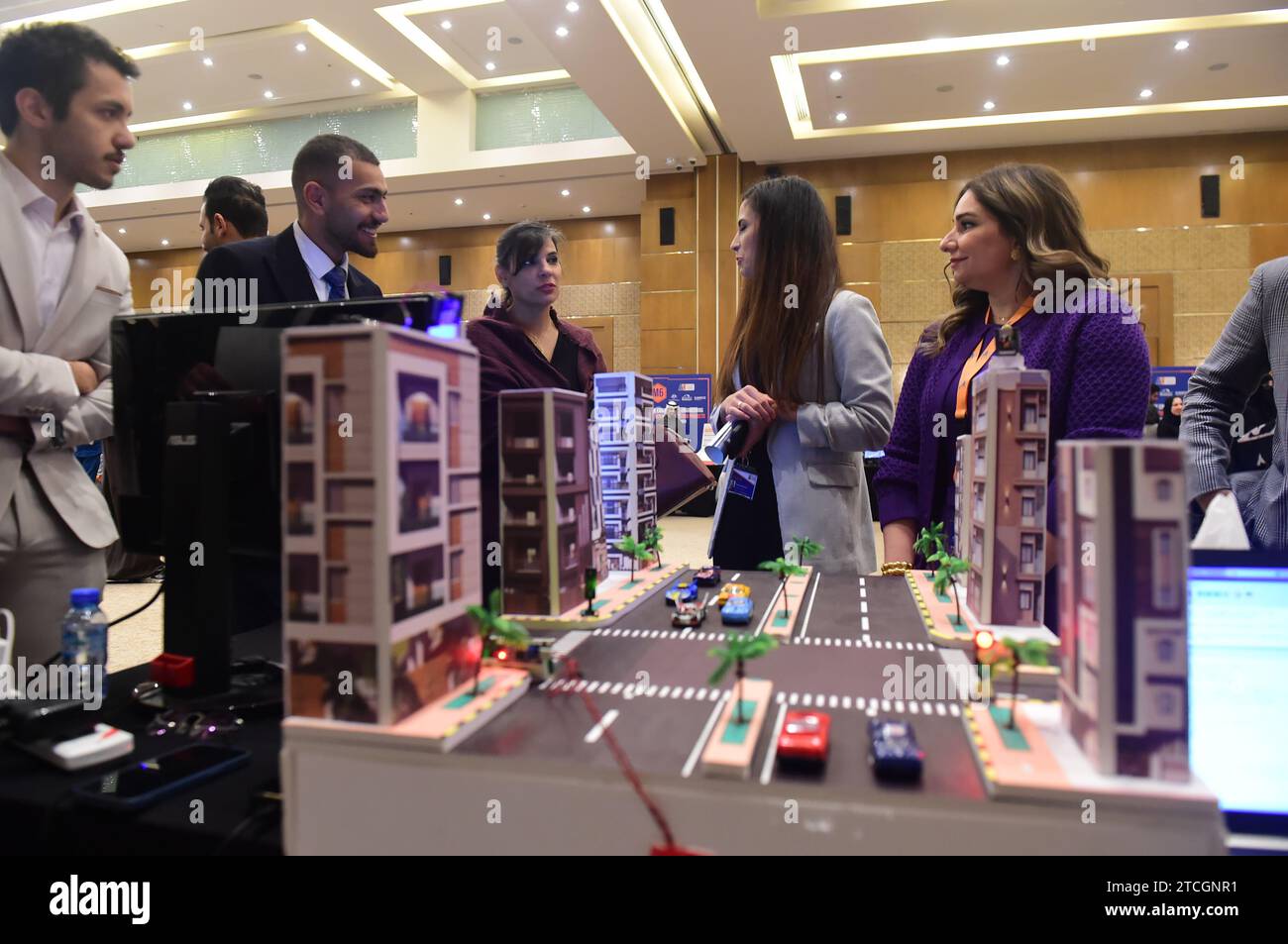 Gouvernorat de Hawalli, Koweït. 12 décembre 2023. Les gens regardent un modèle de projet de feux de circulation contrôlés par l'intelligence artificielle à l'exposition des projets de graduation des étudiants en génie dans le gouvernorat de Hawalli, Koweït, le 12 décembre 2023. Crédit : Yin Ke/Xinhua/Alamy Live News Banque D'Images