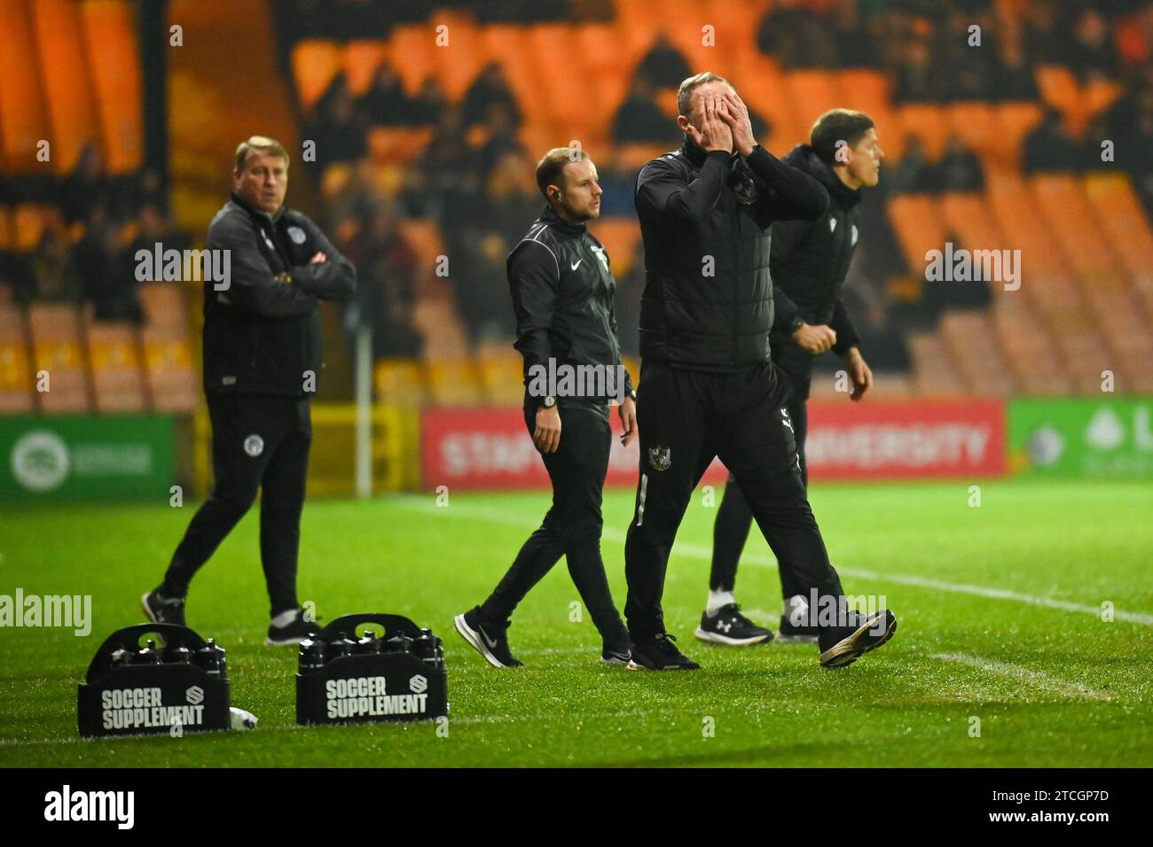 Burslem, Royaume-Uni, 12 décembre 2023. Andy Crosby, Manager de Port Vale, photographié lors du second tour de la FA Cup à domicile au Stevenage Borough. Crédit : TeeGeePix/Alamy Live News Banque D'Images