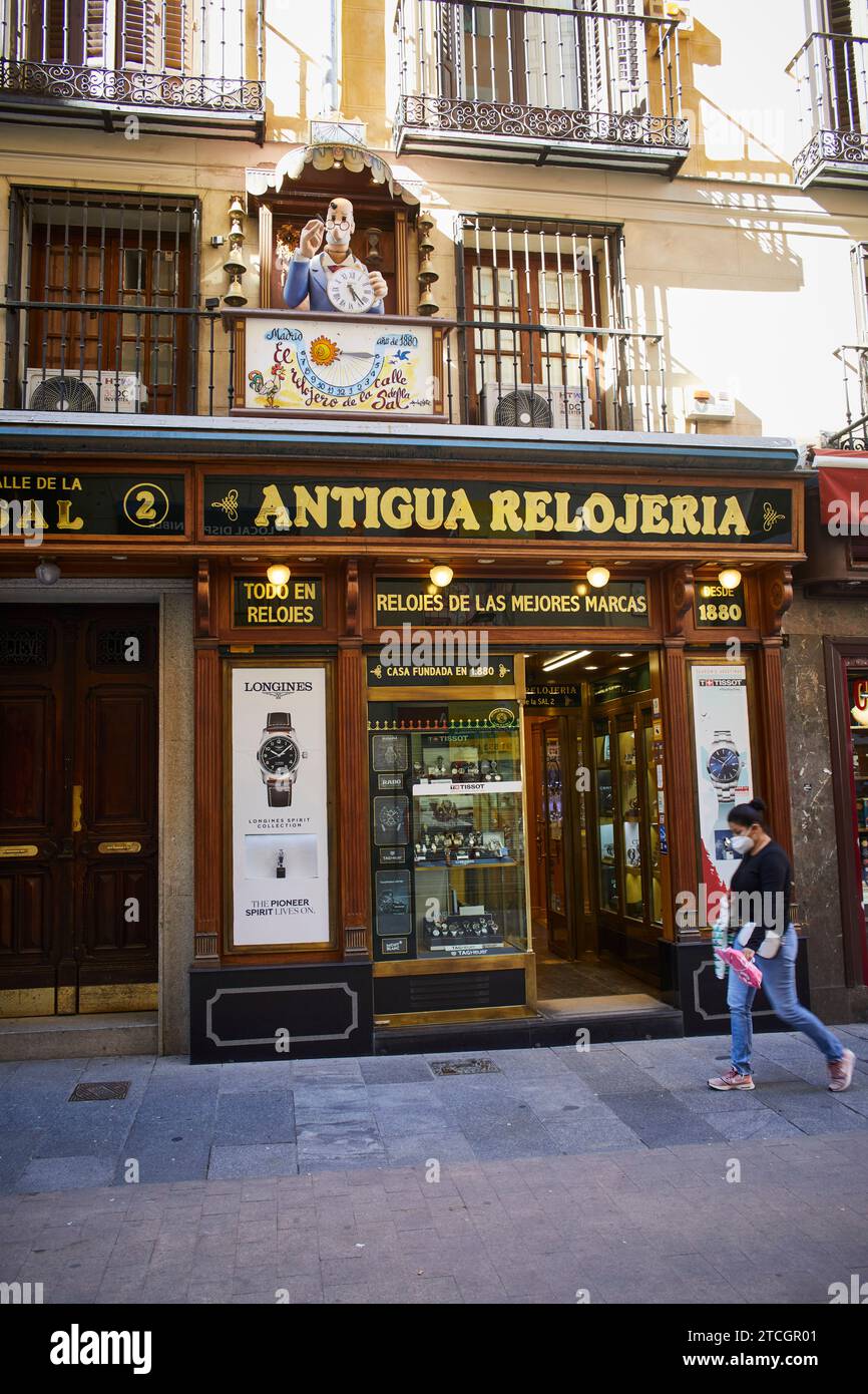 Madrid, 04/06/2021. Calle de la Sal. Relojería Antigua, un établissement séculaire et traditionnel pour la réparation et la vente de montres. Photo : Guillermo Navarro. ARCHDC. Crédit : Album / Archivo ABC / Guillermo Navarro Banque D'Images