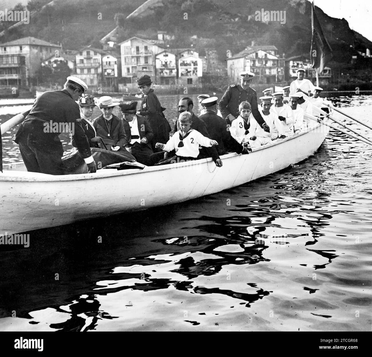 08/31/1916. Le jour royal à San Sebastián. Sa reine Cristina (1), avec le prince des Asturies (2) et l'Infant Don Jaime (3), pêchant à bord du cutter Del 'Giralda', dans le port de Pasajes. Crédit : Album / Archivo ABC / Ramón Alba Banque D'Images