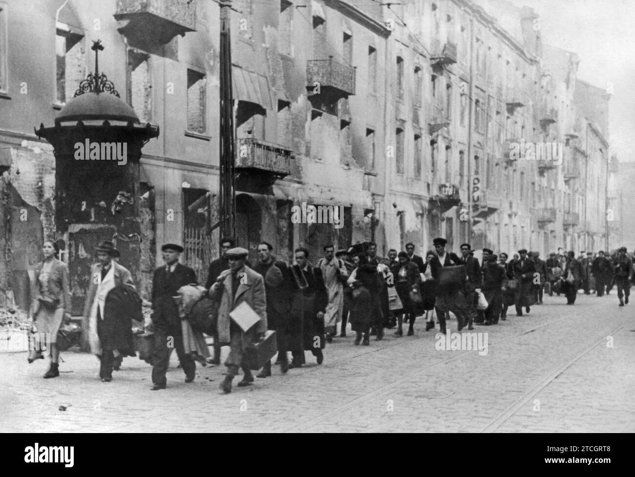 En octobre 1940, tous les Juifs de Varsovie ont été contraints de se concentrer dans une section de la ville. Le 16 du même mois, il a été officiellement établi et fermé le 31. Le 19 avril 1943 commence une confrontation directe avec les troupes allemandes qui se termine par l'explosion symbolique de la grande synagogue et du reste du ghetto, qui est réduit en décombres. Des milliers de personnes ont péri, d'autres ont été abattues et les survivants ont été envoyés dans des camps de concentration. Crédit : Album / Archivo ABC Banque D'Images