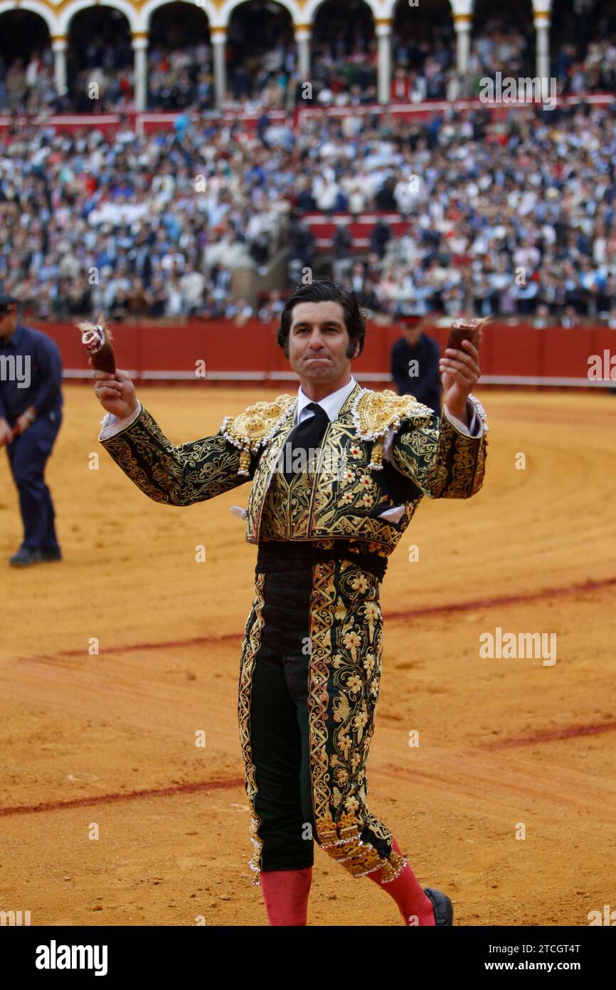 Séville, 04/15/2016. Corrida à la foire d'avril. Dans l'image, Morante de la Puebla, sur le quatrième taureau, dont il a coupé deux oreilles. Photo : Raúl Doblado ARCHSEV. Crédit : Album / Archivo ABC / Raúl Doblado Banque D'Images