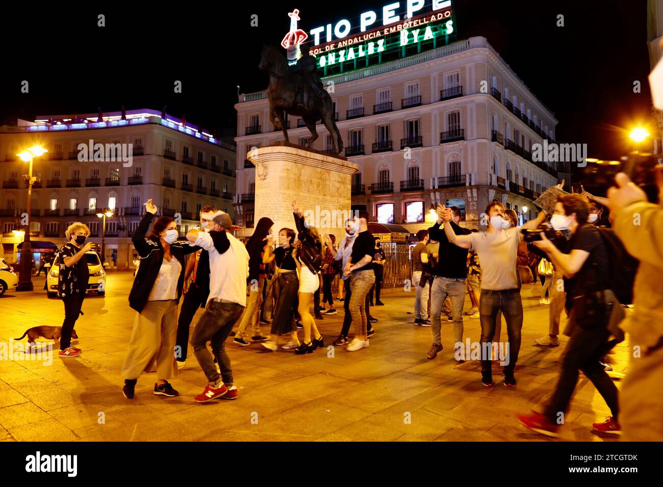 Madrid, 05/09/2021. Puerta del sol et ses environs. À 11 heures, la police ferme les bars et expulse les gens des rues et à minuit le dimanche 9, l’état d’alarme dû à la pandémie décline et la Puerta del sol est remplie de gens qui dansent et crient la liberté. Photo : Guillermo Navarro. ARCHDC. Crédit : Album / Archivo ABC / Guillermo Navarro Banque D'Images