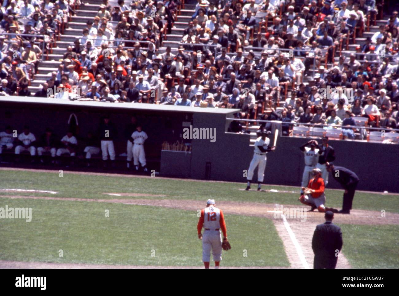 SAN FRANCISCO, CA - 30 MAI : Willie Mays #24 des Giants de San Francisco attend sur le pont alors que le receveur Jerry Zimmerman #8 des Reds de Cincinnati réchauffe le nouveau lanceur lors d'un match MLB le 30 mai 1961 au Candlestick Park à San Francisco, Californie. Le troisième joueur de base des Reds est Gene Freese #12 et le troisième arbitre de base est Frank Secory. (Photo de Hy Peskin) *** Légende locale *** Jerry Zimmerman;Gene Freese;Willie Mays;Frank Secory Banque D'Images