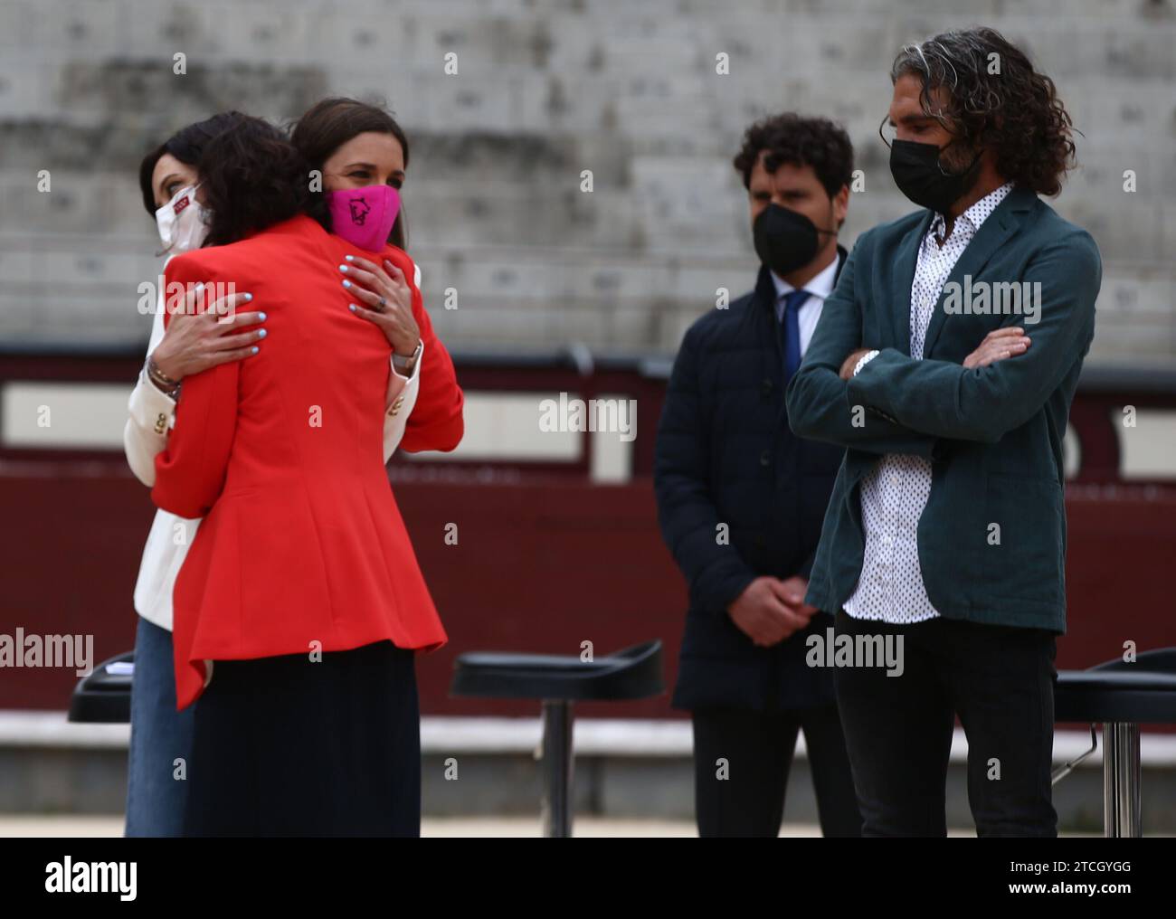Madrid, 04/08/2021. Arène Las Ventas. Hommage au torero Víctor Puerto avec l'inauguration d'une fresque de Luis Gordillo par la présidente Isabel Díaz Ayuso et le maire, Martínez Almeida. L'événement a été suivi par l'artiste Luis Gordillo, Raquel Sanz, veuve du torero, Chapu Apaolaza, porte-parole de la FTL, Victorino Martín et les toreros José Tomás et José María Manzanares. Photo : Jaime García. ARCHDC. Crédit : Album / Archivo ABC / Jaime García Banque D'Images
