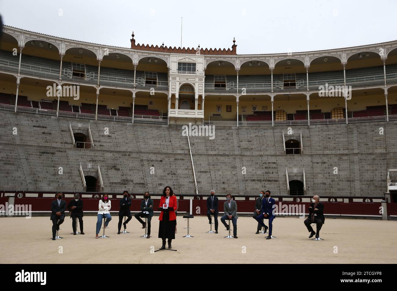 Madrid, 04/08/2021. Arène Las Ventas. Hommage au torero Víctor Puerto avec l'inauguration d'une fresque de Luis Gordillo par la présidente Isabel Díaz Ayuso et le maire, Martínez Almeida. L'événement a été suivi par l'artiste Luis Gordillo, Raquel Sanz, veuve du torero, Chapu Apaolaza, porte-parole de la FTL, Victorino Martín et les toreros José Tomás et José María Manzanares. Photo : Jaime García. ARCHDC. Crédit : Album / Archivo ABC / Jaime García Banque D'Images
