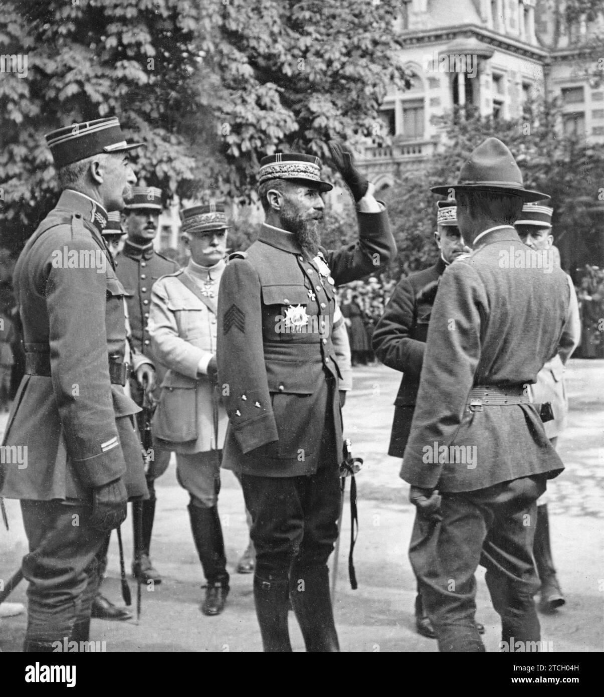 08/31/1917. Sur le front occidental, le général français Gouraud conversant avec un officier américain lors d'une revue de troupe. Crédit : Album / Archivo ABC / Louis Hugelmann Banque D'Images