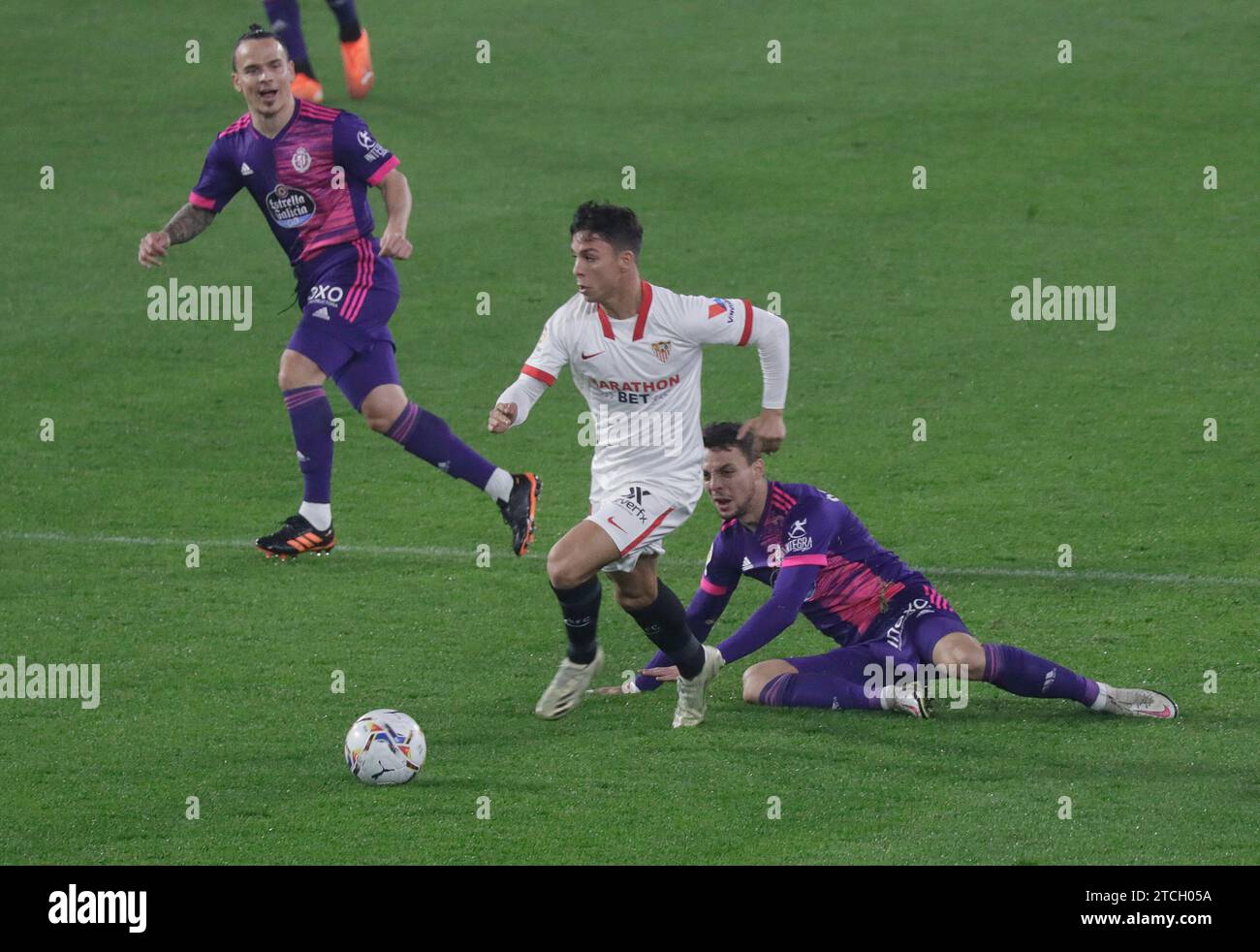 Séville, 12/19/2020. Sevilla FC et Real Valladolid match. Journée 14 de la ligue espagnole. Stade Ramón Sánchez Pizjuán. Arbitre Gil Manzano. Photo : Raúl Doblado. Archsev. Crédit : Album / Archivo ABC / Raúl Doblado Banque D'Images
