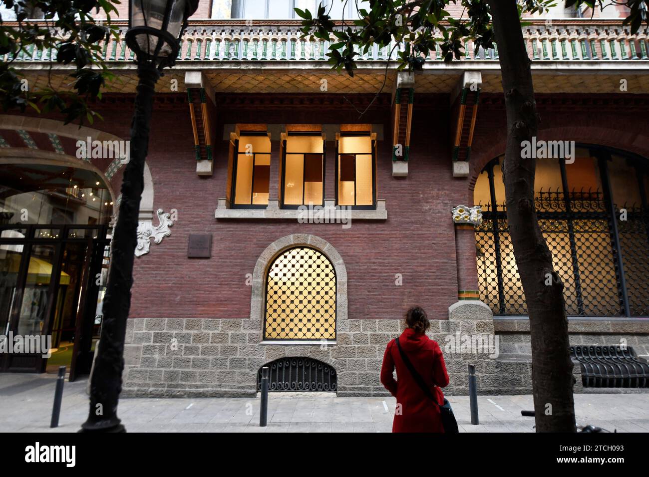 Barcelone, 02/21/2021. Les fenêtres du Palau de la Música ont été recouvertes après la rupture subie lors de la manifestation par Pablo Hasel. Photo : Adrián Quiroga. ARCHDC. Crédit : Album / Archivo ABC / Adrian Quiroga Banque D'Images