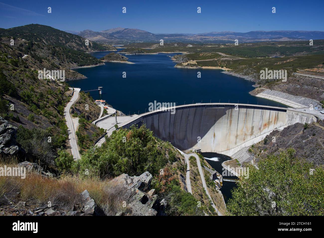 El Atazar (Communauté de Madrid), 08/06/2021. Rapport sur le barrage El Atazar, principal réservoir du Canal de Isabel II Vues générales du barrage et du marais. Photo : Guillermo Navarro. ARCHDC. Crédit : Album / Archivo ABC / Guillermo Navarro Banque D'Images