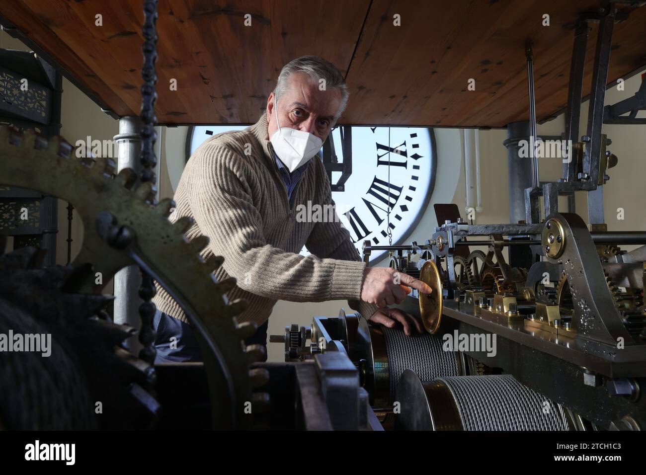Madrid, 12/15/2021. Entretien avec le maître horloger Jesús López Terradas, en charge de l’entretien de l’horloge Puerta del sol. Photo : Jaime García. ARCHDC. Crédit : Album / Archivo ABC / Jaime García Banque D'Images