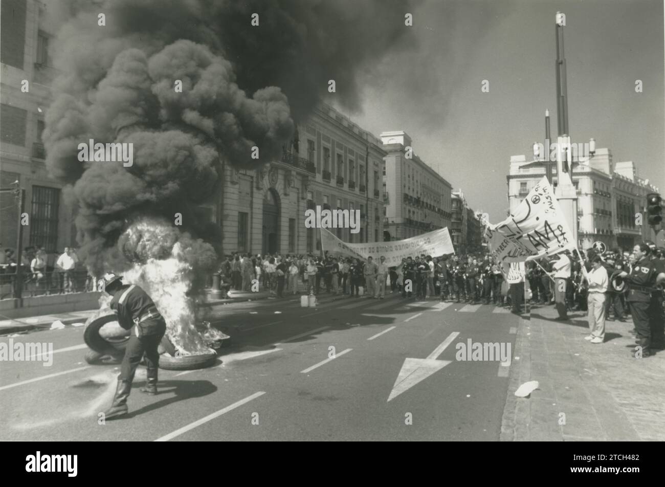 Madrid, 06/12/1990. Les pompiers, qui ont perturbé la circulation pendant deux heures, ont recouvert le sol de mousse et brûlé des pneus. Crédit : Album / Archivo ABC / Juan José Fernández Banque D'Images