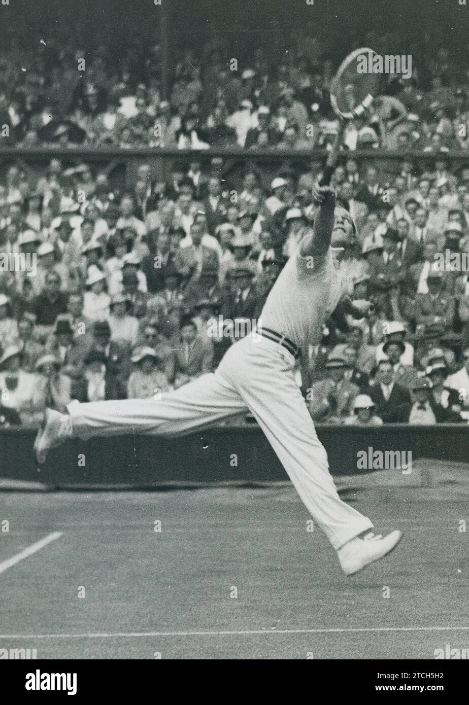 Londres, (Royaume-Uni) 06/24/1936. Gottfried Von Cramm dans le match de deuxième tour du championnat de Wimbledon contre le joueur de tennis tchèque Ladislav Hecht. Le joueur de tennis allemand a joué la finale contre le Britannique Fred Perry, qui a gagné. Crédit : Album / Archivo ABC / José Díaz Casariego Banque D'Images