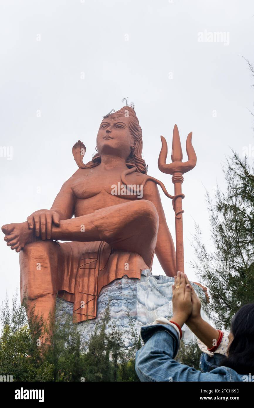 dieu hindou lord shiva statue isolée avec la main de prière le matin d'une perspective unique image est prise à la Statue de la croyance ou Vishwas Swaroopam Banque D'Images