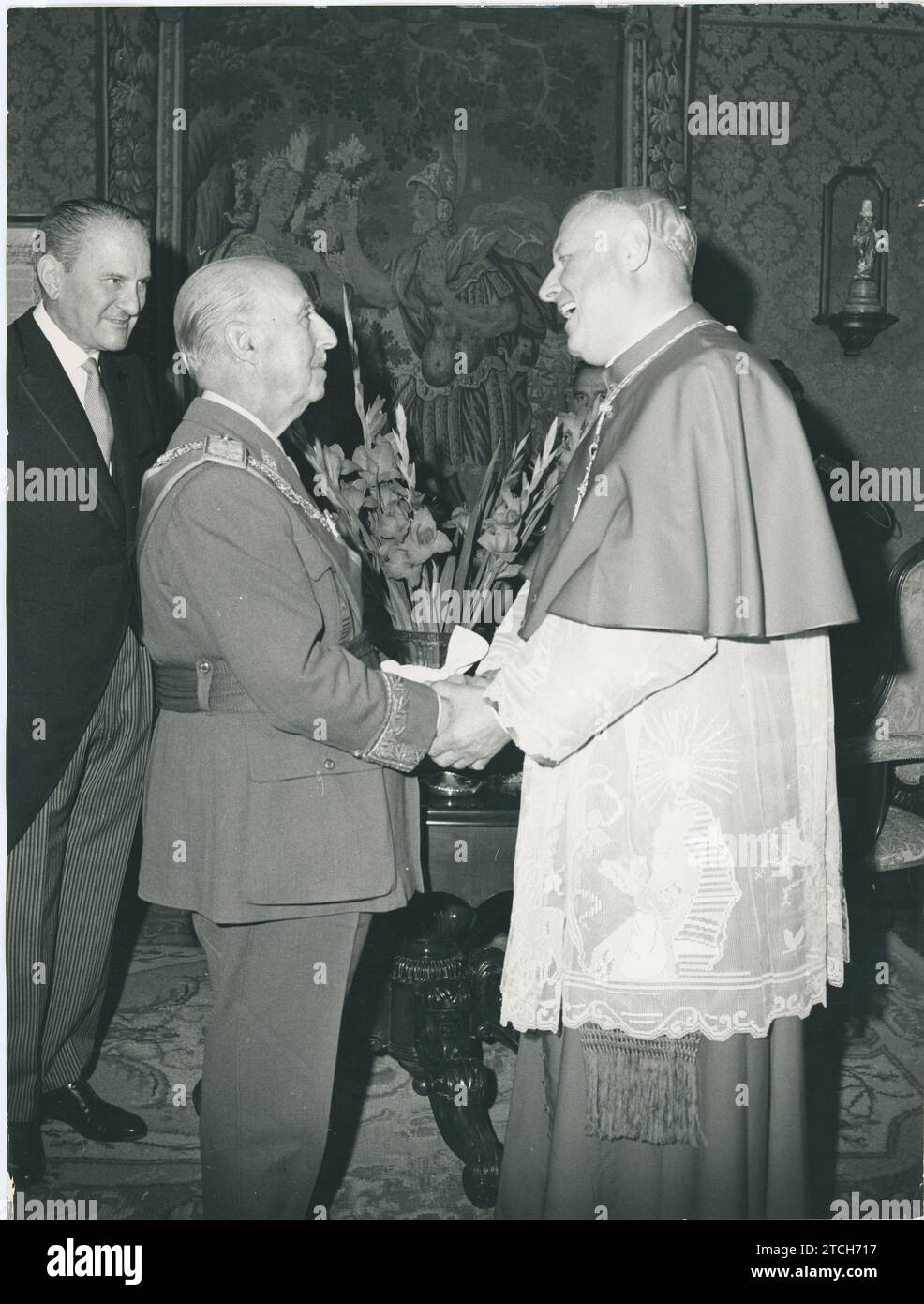 Vitoria, 09/24/1969. Francisco Franco, dans la députation, salue le légat pontifical, le cardinal Angelo Dell Acqua, chargé d'officier la consécration de la nouvelle cathédrale de la ville, acte présidé par le chef de l'État. Crédit : Album / Archivo ABC Banque D'Images