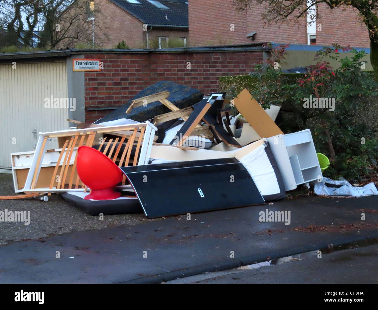Donc schnell kann es gehen - gestern noch Hausrat - heute Schrott und Sperrmuell Wohnungsaufloesung ruck - zuck *** il peut arriver si vite hier articles ménagers aujourd'hui ferraille et déchets encombrants liquidation d'appartement en un rien de temps Banque D'Images