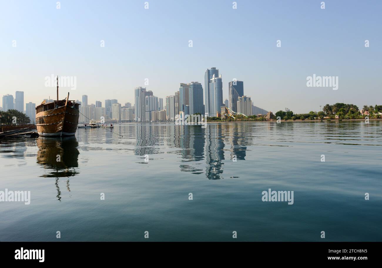 Le restaurant Sharjah Dhow de la Corniche Buhaira à Sharjah, Émirats arabes Unis. Banque D'Images